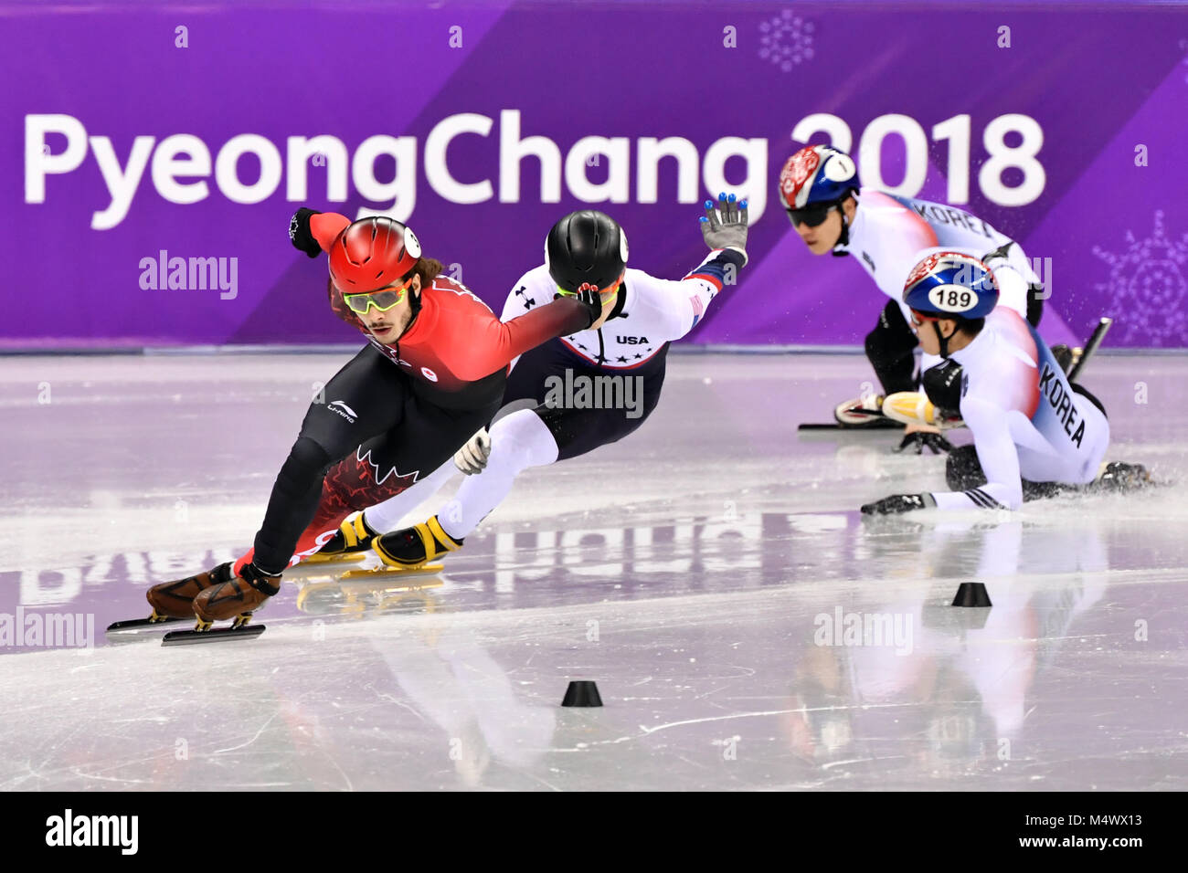 17 février 2018, Gangneung, Corée du Sud, les Jeux Olympiques, Shorttrack, 1000 m, mens, les finales dans le Gangneung Ice Arena : Hyojun Lim (L-R) et Yira Seo, les deux de Corée du Sud, alors que l'automne John-Henry Krueger, des USA et du Canada Samuel Girad dur passé. Photo : Peter Kneffel/dpa dpa : Crédit photo alliance/Alamy Live News Banque D'Images