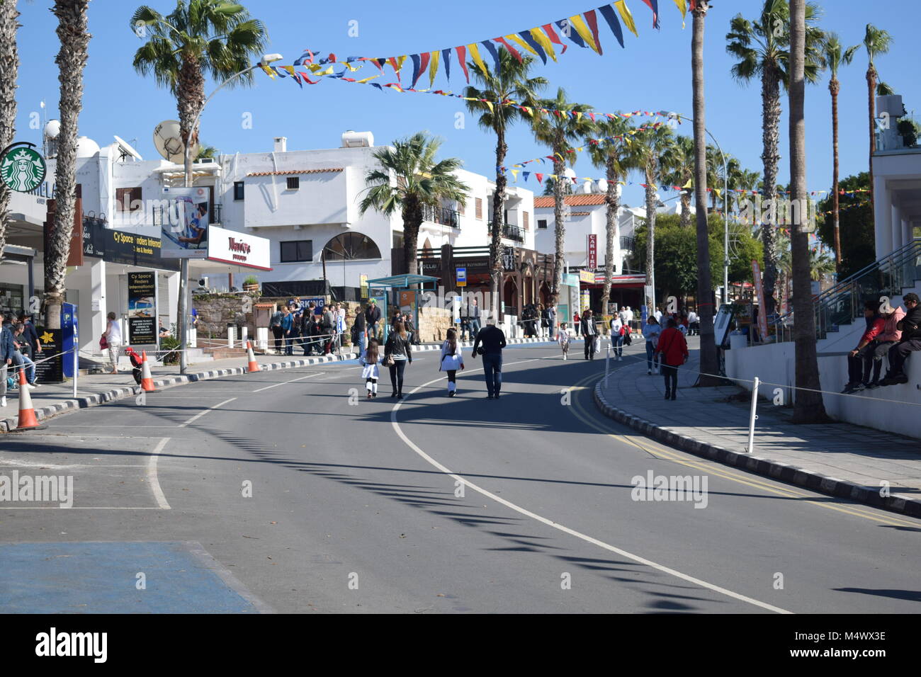 Paphos, Chypre. Feb 18, 2018. Carnaval 2018 Paphos est un traditionnel, carnaval de rue annuelle - Dimanche 18 février. C'était à l'origine prévue le samedi, mais la forte pluie reporté d'un jour, et elle a été déplacée à la 18e sur les ordres du maire. La plupart des flotteurs ont été comblés par des entreprises et organisations locales. Banque D'Images