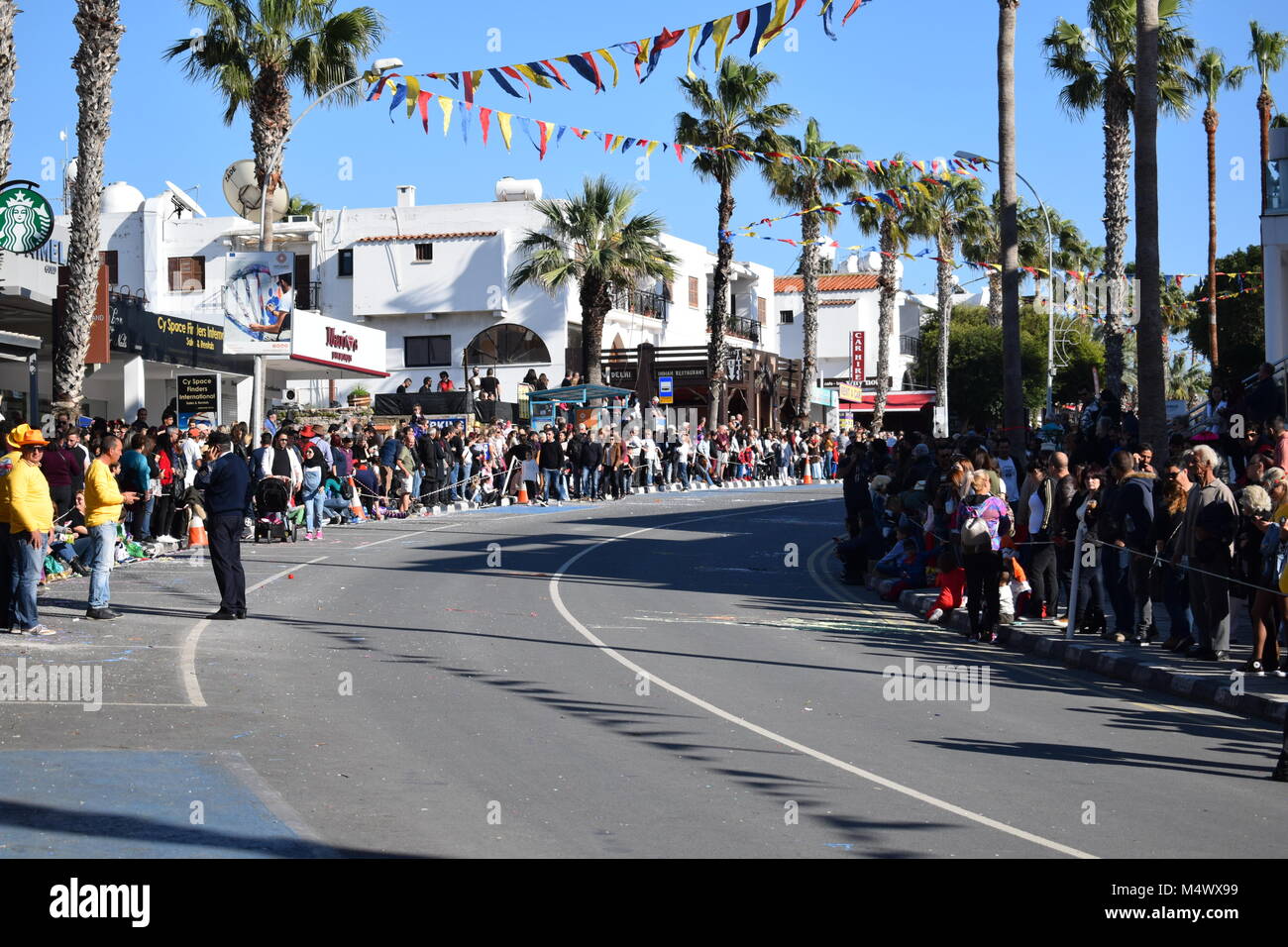 Paphos, Chypre. Feb 18, 2018. Carnaval 2018 Paphos est un traditionnel, carnaval de rue annuelle - Dimanche 18 février. C'était à l'origine prévue le samedi, mais la forte pluie reporté d'un jour, et elle a été déplacée à la 18e sur les ordres du maire. La plupart des flotteurs ont été comblés par des entreprises et organisations locales. Banque D'Images