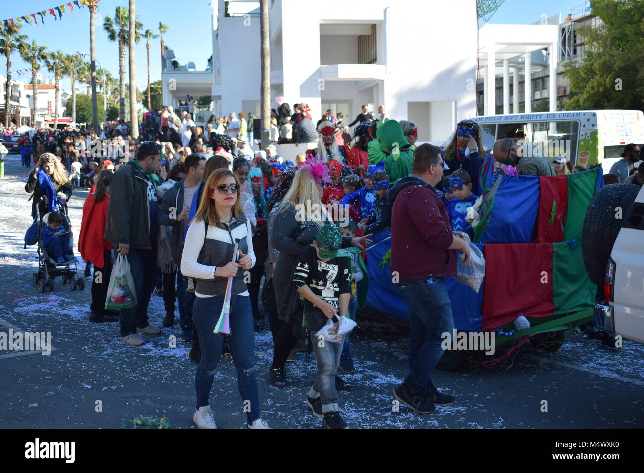 Paphos, Chypre. Feb 18, 2018. Carnaval 2018 Paphos est un traditionnel, carnaval de rue annuelle - Dimanche 18 février. C'était à l'origine prévue le samedi, mais la forte pluie reporté d'un jour, et elle a été déplacée à la 18e sur les ordres du maire. La plupart des flotteurs ont été comblés par des entreprises et organisations locales. Banque D'Images