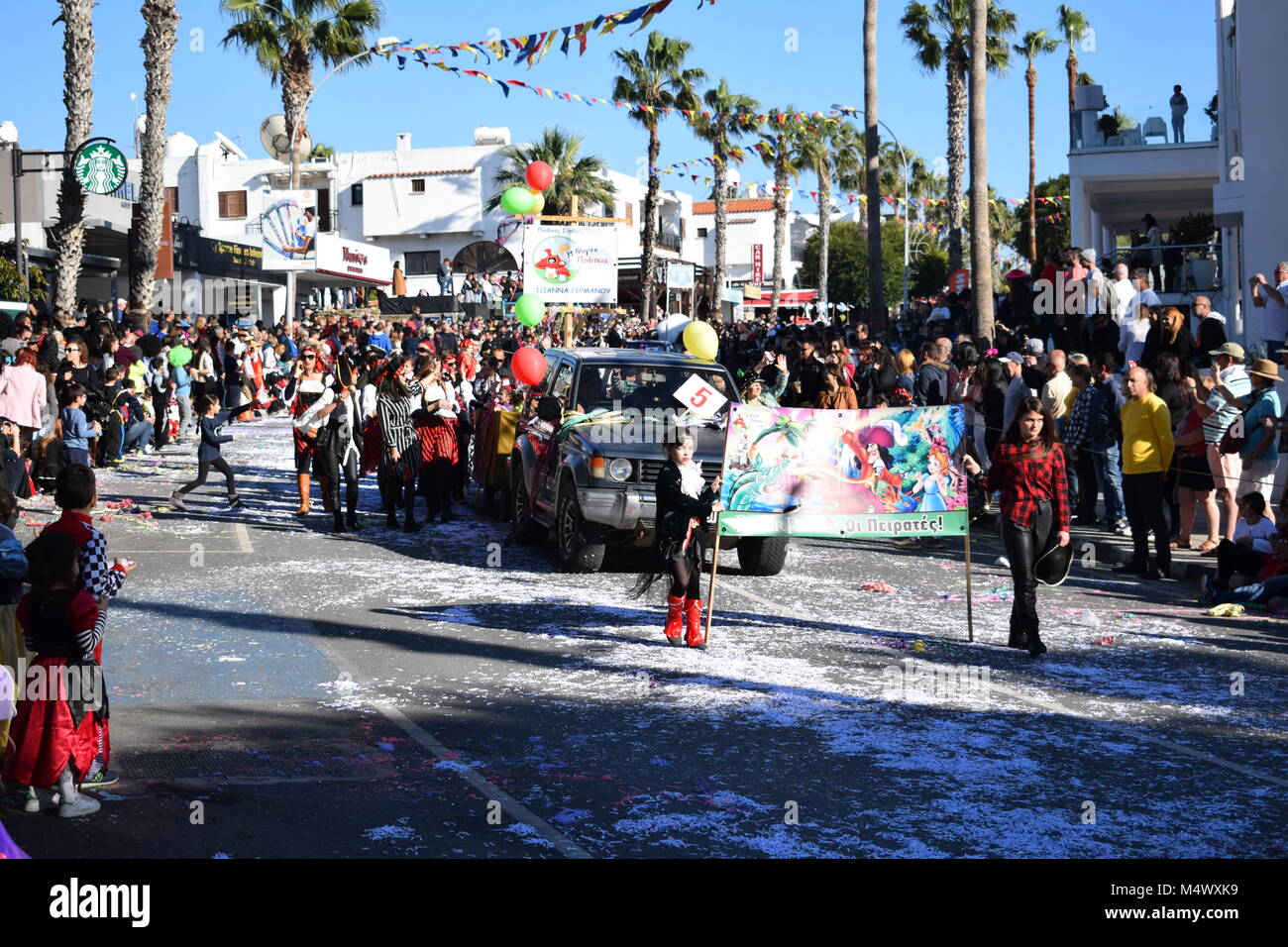 Paphos, Chypre. Feb 18, 2018. Carnaval 2018 Paphos est un traditionnel, carnaval de rue annuelle - Dimanche 18 février. C'était à l'origine prévue le samedi, mais la forte pluie reporté d'un jour, et elle a été déplacée à la 18e sur les ordres du maire. La plupart des flotteurs ont été comblés par des entreprises et organisations locales. Banque D'Images