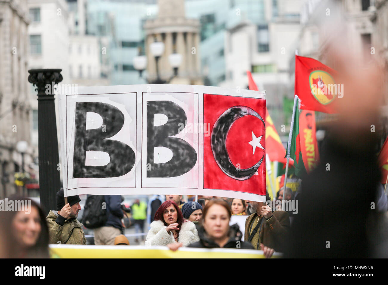 Londres, Royaume-Uni. Feb 18, 2018. La communauté kurde et leurs partisans organiser une manifestation en solidarité avec le peuple d'Afrin qui restent piégés dans la Syrie du Nord ville Afrin. Penelope Barritt/Alamy Live News Banque D'Images