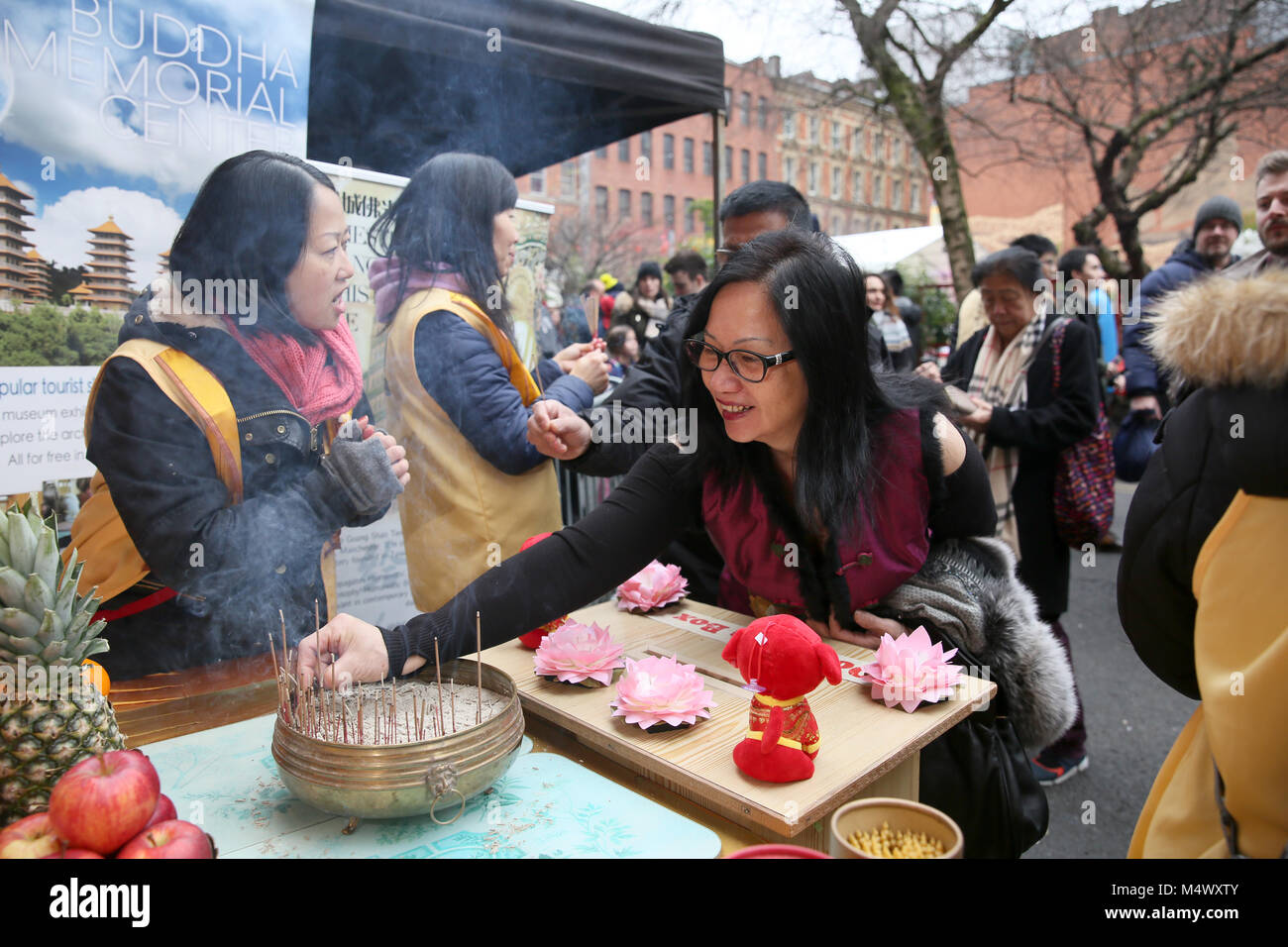 Voeux d'un Bouddha et un bâton d'encens dans placé devant elle, Chinatown, Manchester, 18 février 2018 (C)Barbara Cook/Alamy Live News Banque D'Images