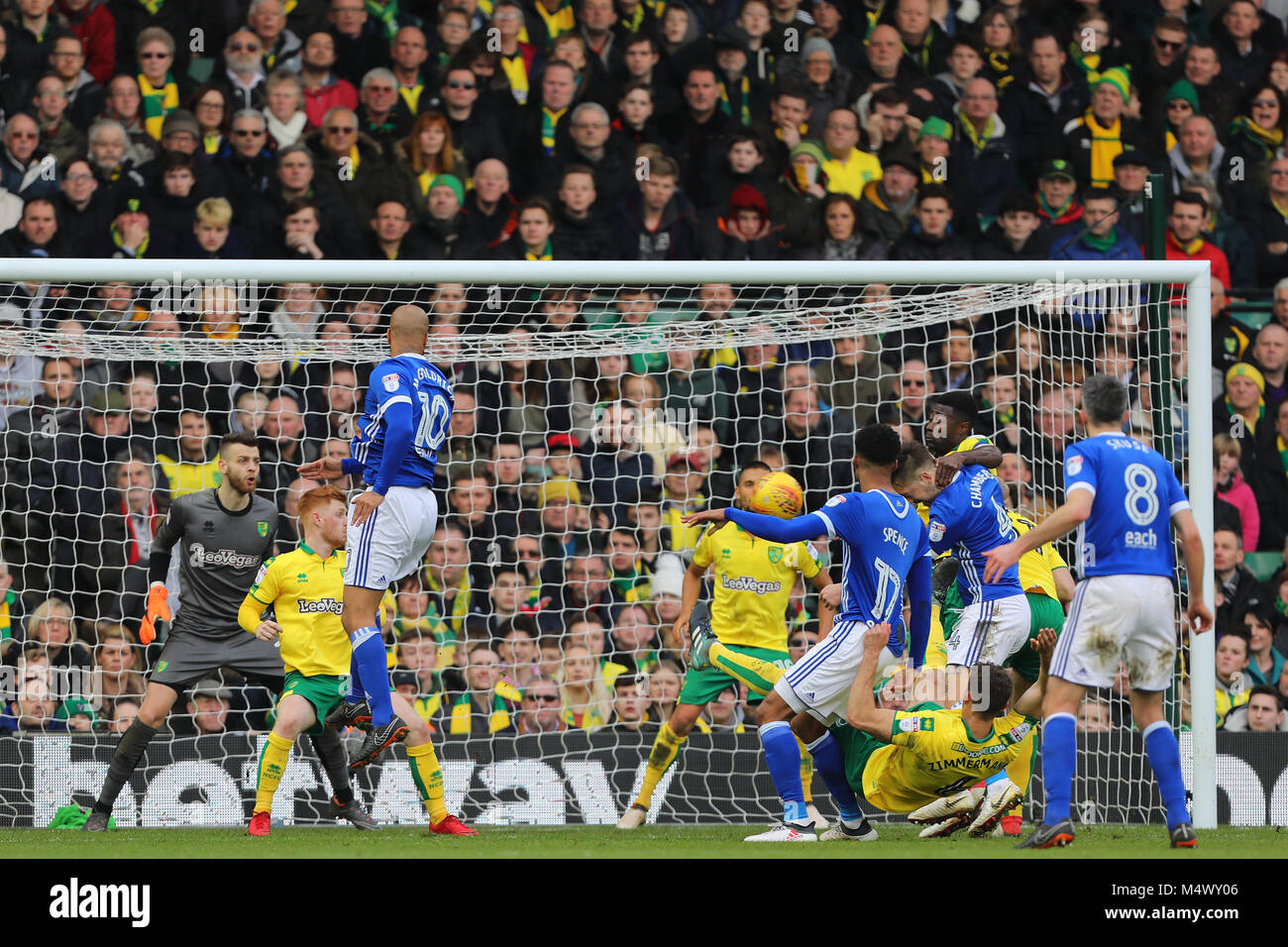 Norwich, Royaume-Uni. Feb 18, 2018. Luke Chambers d'Ipswich Town marque le premier but, ce qui en fait 0-1 - Norwich City v Ipswich Town, Sky Bet Championship, Carrow Road, Norwich - 18 février 2018. Crédit : Richard Calver/Alamy Live News Banque D'Images