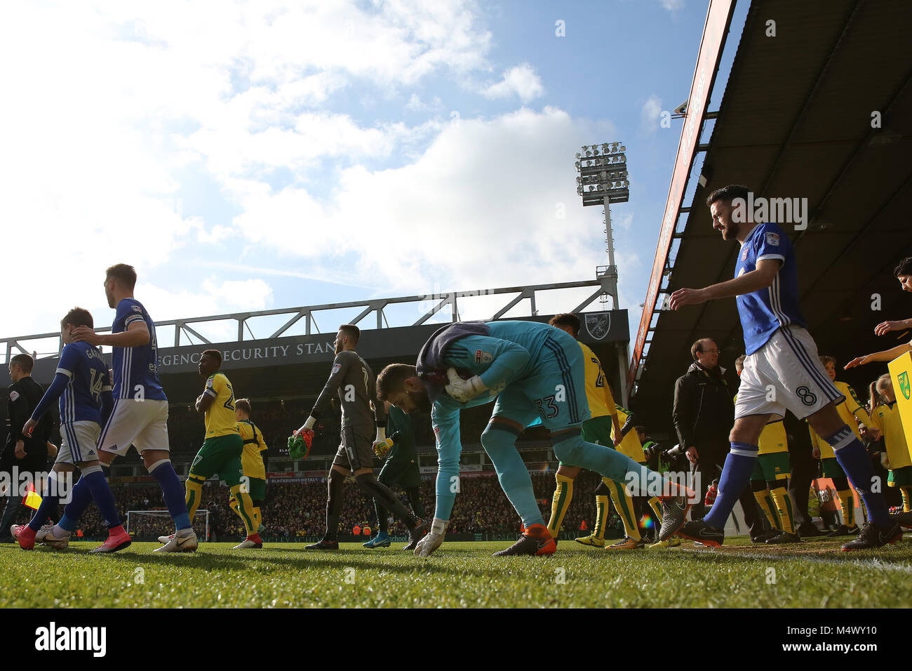 Norwich, Royaume-Uni. Feb 18, 2018. Bartosz Bialkowski d'Ipswich Town touche le pitch comme les deux émerger avant de kick-off - Norwich City v Ipswich Town, Sky Bet Championship, Carrow Road, Norwich - 18 février 2018. Crédit : Richard Calver/Alamy Live News Banque D'Images