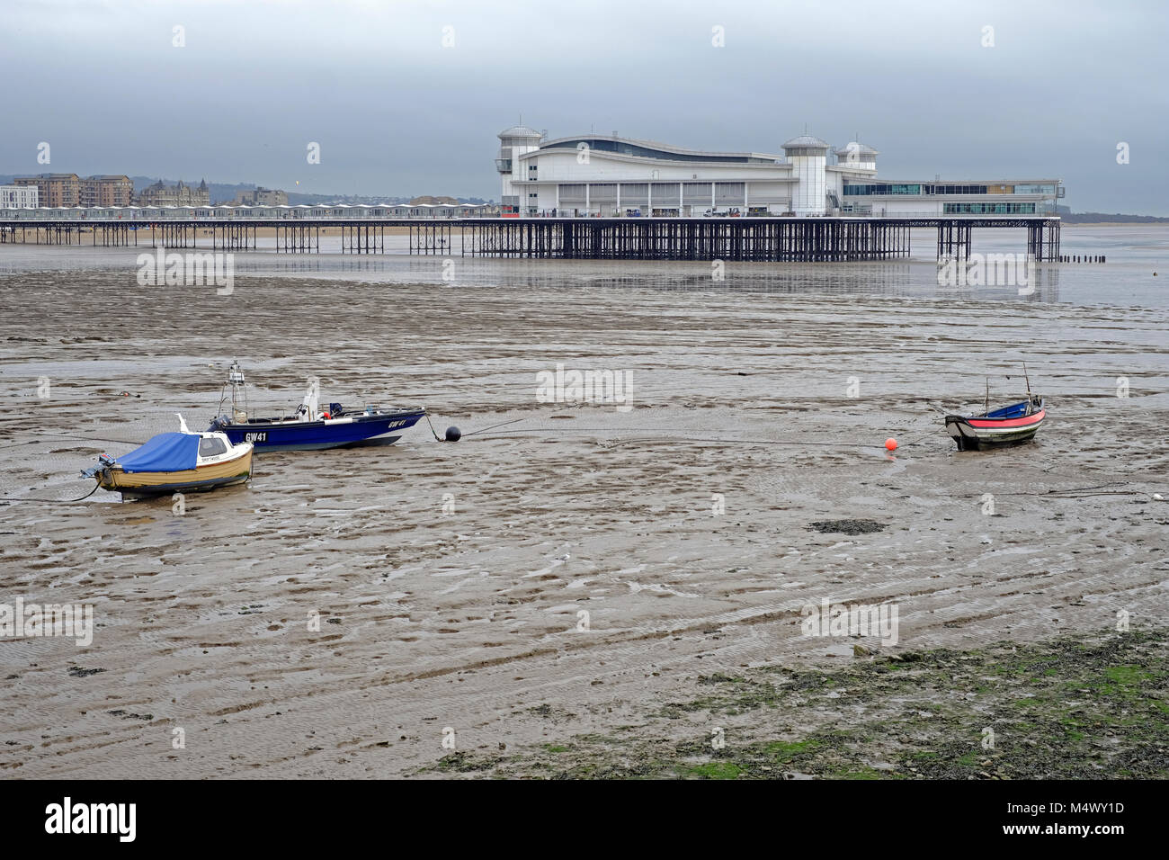 Weston-super-Mare, Royaume-Uni. 18 Février, 2018. Météo France : bateaux laissée dans les vasières à marée basse sous un ciel couvert l'après-midi d'hiver. Keith Ramsey/Alamy Live News Banque D'Images