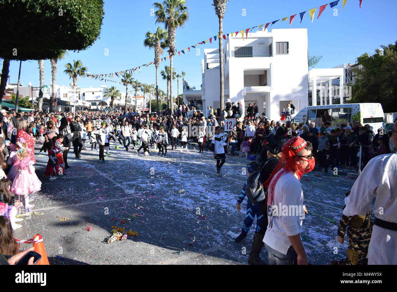 Paphos, Chypre. Feb 18, 2018. Carnaval 2018 Paphos est un traditionnel, carnaval de rue annuelle - Dimanche 18 février. C'était à l'origine prévue le samedi, mais la forte pluie reporté d'un jour, et elle a été déplacée à la 18e sur les ordres du maire. La plupart des flotteurs ont été comblés par des entreprises et organisations locales. Banque D'Images