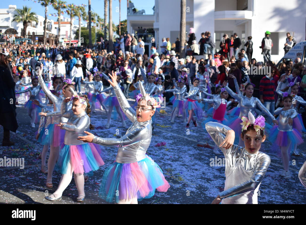 Paphos, Chypre. Feb 18, 2018. Carnaval 2018 Paphos est un traditionnel, carnaval de rue annuelle - Dimanche 18 février. C'était à l'origine prévue le samedi, mais la forte pluie reporté d'un jour, et elle a été déplacée à la 18e sur les ordres du maire. La plupart des flotteurs ont été comblés par des entreprises et organisations locales. Banque D'Images