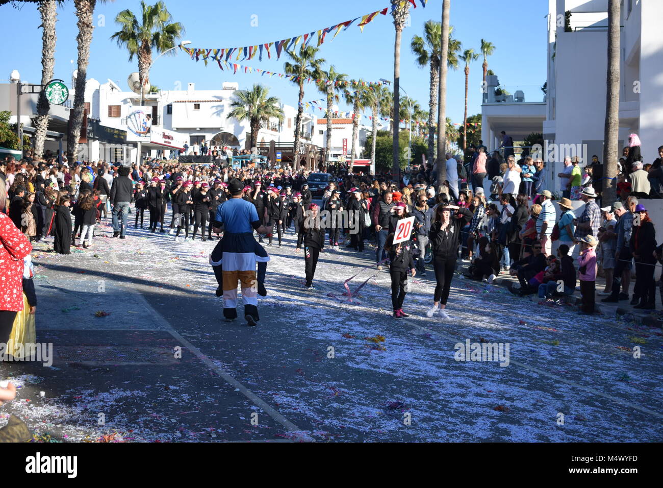 Paphos, Chypre. Feb 18, 2018. Carnaval 2018 Paphos est un traditionnel, carnaval de rue annuelle - Dimanche 18 février. C'était à l'origine prévue le samedi, mais la forte pluie reporté d'un jour, et elle a été déplacée à la 18e sur les ordres du maire. La plupart des flotteurs ont été comblés par des entreprises et organisations locales. Banque D'Images