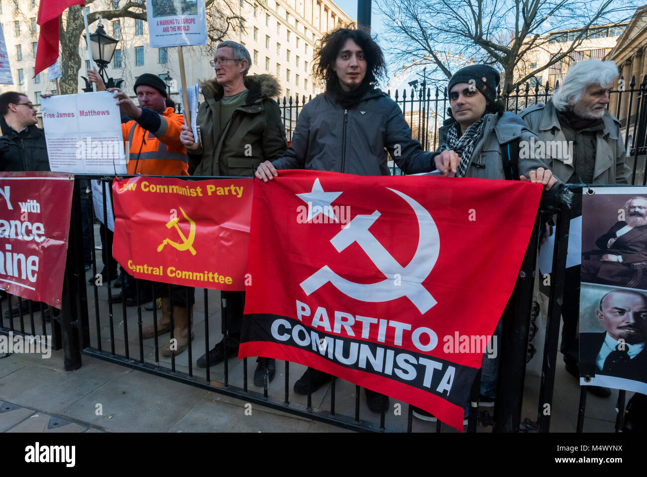 Février 17, 2018 - Londres, Royaume-Uni. 17 février 2018. Les militants à Downing St condamner l'exécution de 350 millions d'entre nous des armes à Kiev en vue d'une guerre contre l'auto-déclaré Donbass républiques de Donetsk et Lougansk qui, dit-il, sont ''administrations occupation'' de la Fédération de Russie. Le gouvernement ukrainien à Kiev a refusé de mettre en œuvre l'accord de Minsk II 2015 négocié par l'Allemagne, la Russie, l'Ukraine et la France avec le Donbass soviétiques reconnus comme participants. Ils disent que la 2014 est venue une semaine coup de Maidan après une visite à Kiev par le patron de la CIA John Brennan et a été U Banque D'Images