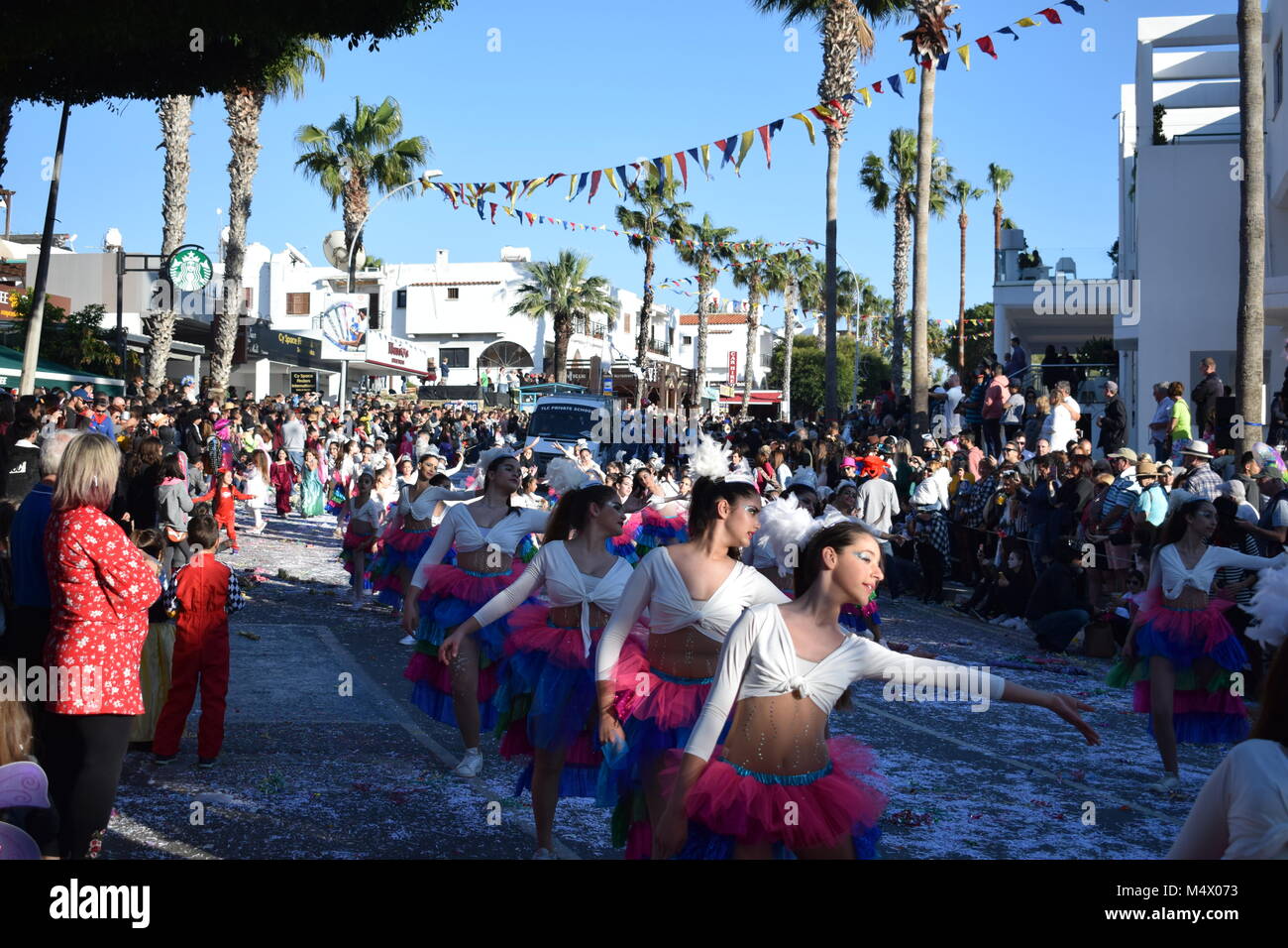 Paphos, Chypre. Feb 18, 2018. Carnaval 2018 Paphos est un traditionnel, carnaval de rue annuelle - Dimanche 18 février. C'était à l'origine prévue le samedi, mais la forte pluie reporté d'un jour, et elle a été déplacée à la 18e sur les ordres du maire. La plupart des flotteurs ont été comblés par des entreprises et organisations locales. Banque D'Images