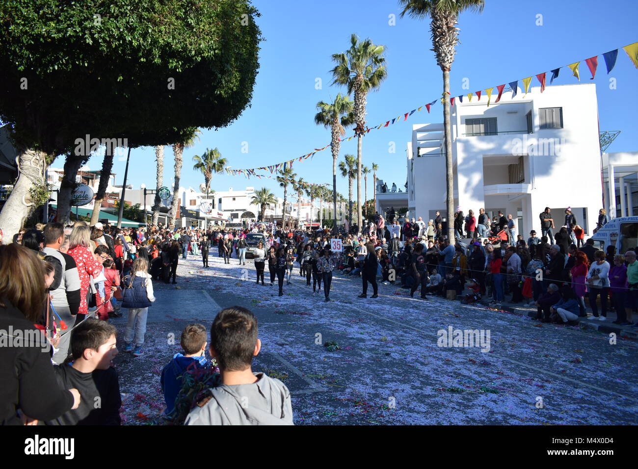 Paphos, Chypre. Feb 18, 2018. Carnaval 2018 Paphos est un traditionnel, carnaval de rue annuelle - Dimanche 18 février. C'était à l'origine prévue le samedi, mais la forte pluie reporté d'un jour, et elle a été déplacée à la 18e sur les ordres du maire. La plupart des flotteurs ont été comblés par des entreprises et organisations locales. Banque D'Images