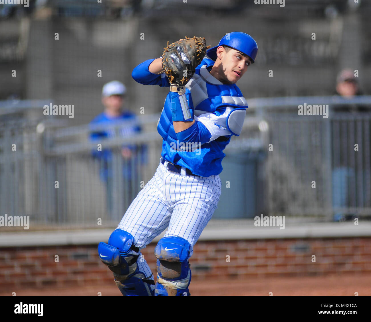 Parc de FedEx. Feb 18, 2018. TN, USA ; Memphis Tigers C, Jason Santana (32), les captures d'un pop up lors de la NCAA D1 match de baseball avec WKU. Western Kentucky défait les Memphis Tigers, 3-1, à FedEx Park. Kevin Lanlgey/CSM/Alamy Live News Banque D'Images