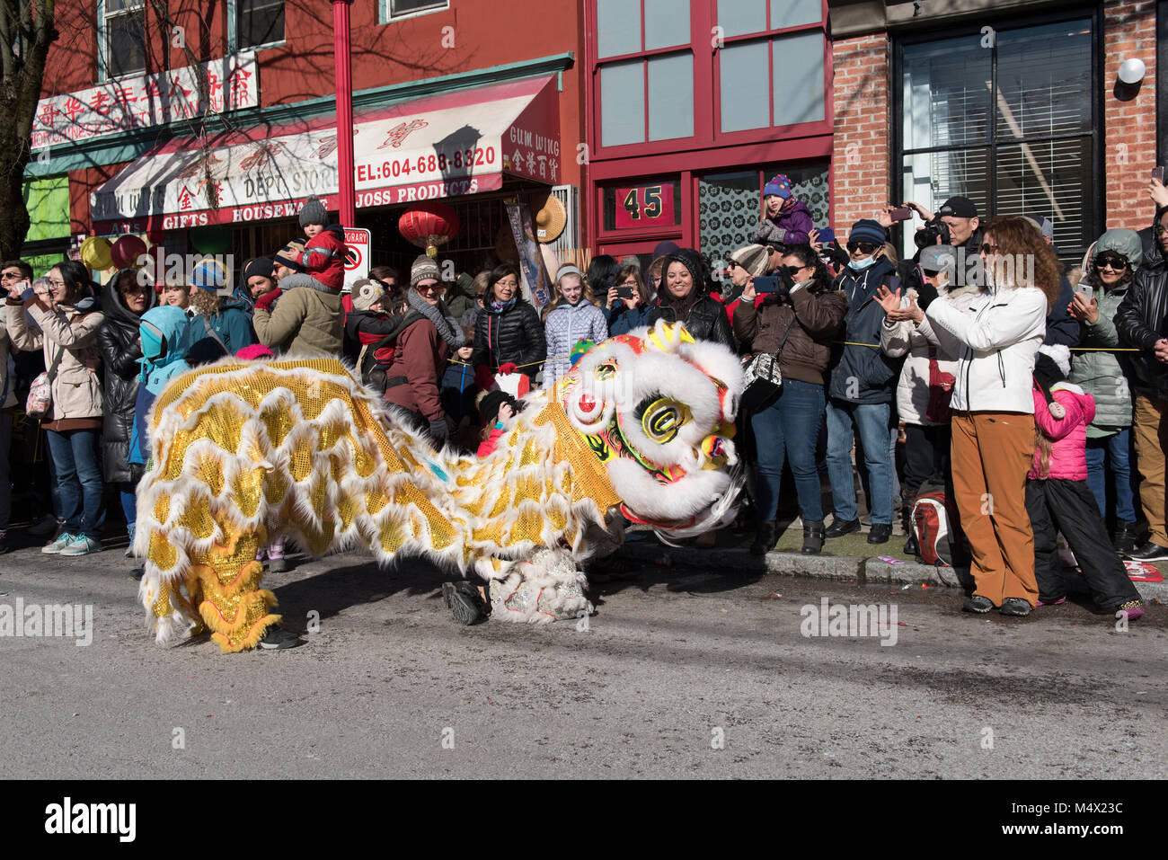 Vancouver, Canada. 18 février 2018. Danse du lion avec les spectateurs du défilé. Défilé du Nouvel An lunaire chinois de Chinatown. Credit : GerryRousseau/Alamy Live News Banque D'Images