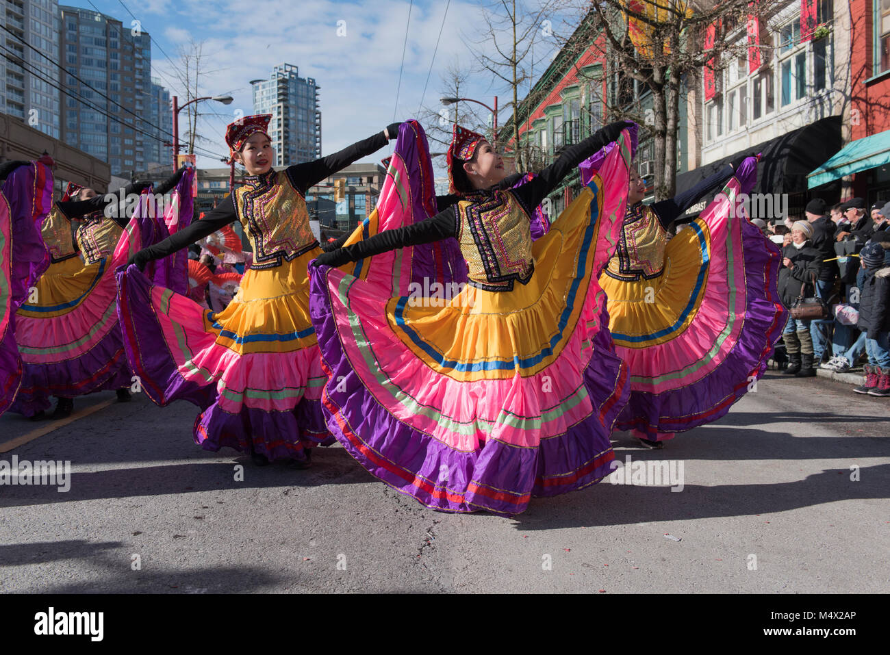 Vancouver, Canada. 18 février 2018. Danseurs portant des costumes chinois traditionnels colorés. Défilé du Nouvel An lunaire chinois de Chinatown. Credit : GerryRousseau/Alamy Live News Banque D'Images