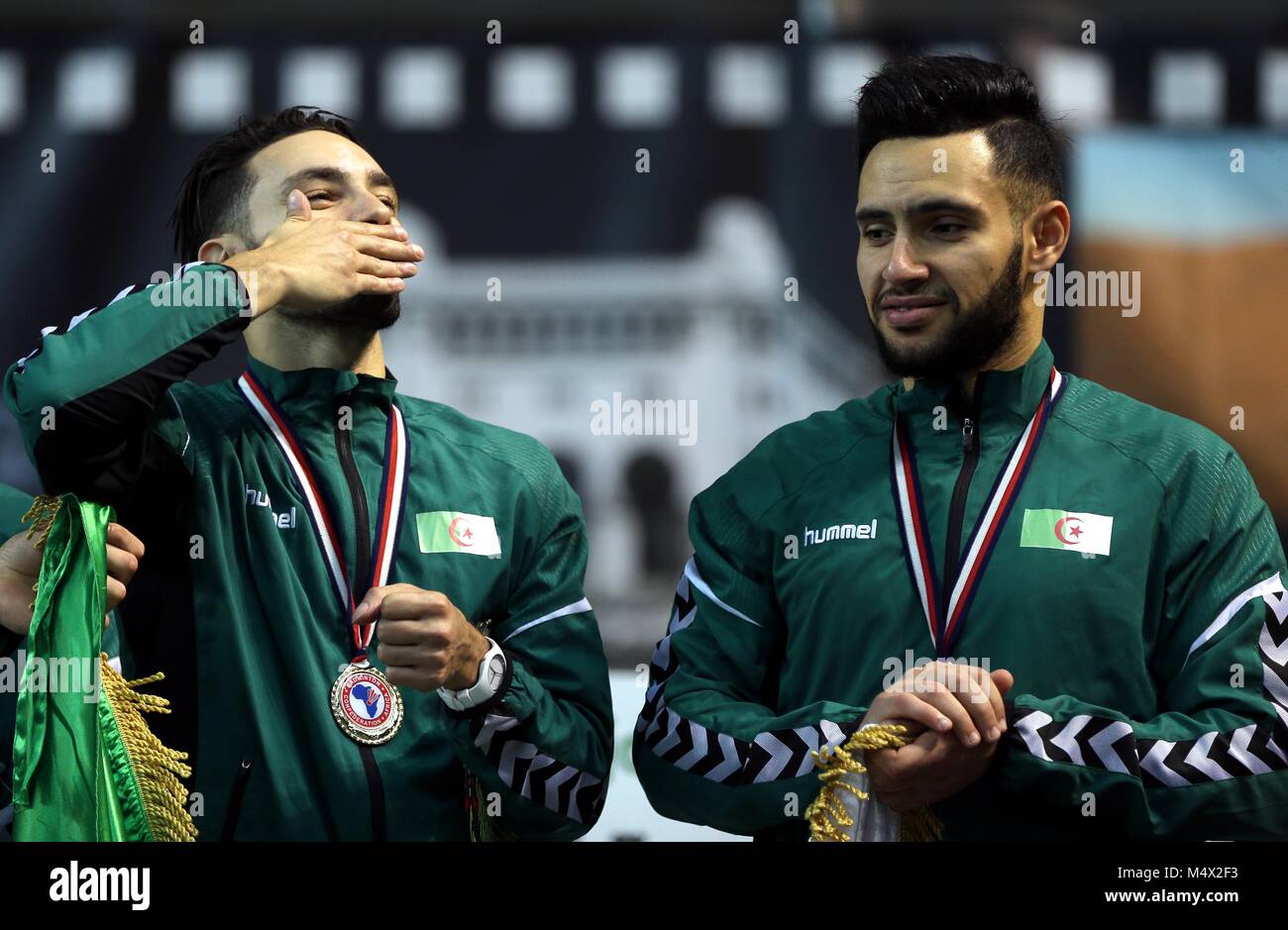 Alger. Feb 19, 2018. Les joueurs de l'Algérie célébrer au cours de la cérémonie après avoir remporté la finale du double de l'African Badminton à Alger, Algérie, le 18 février 2018. Source : Xinhua/Alamy Live News Banque D'Images
