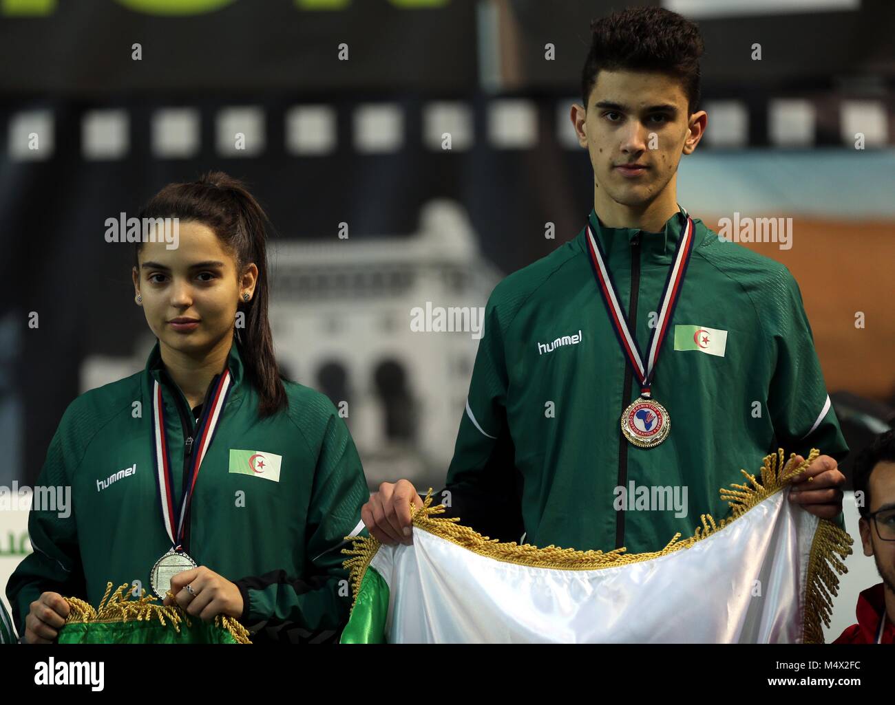 Alger. Feb 19, 2018. Linda Mazri(L) et Koceila Mammeri de l'Algérie célébrer au cours de la cérémonie après avoir remporté la finale du Championnat d'Afrique de l'Badminton à Alger, Algérie, le 18 février 2018. Source : Xinhua/Alamy Live News Banque D'Images