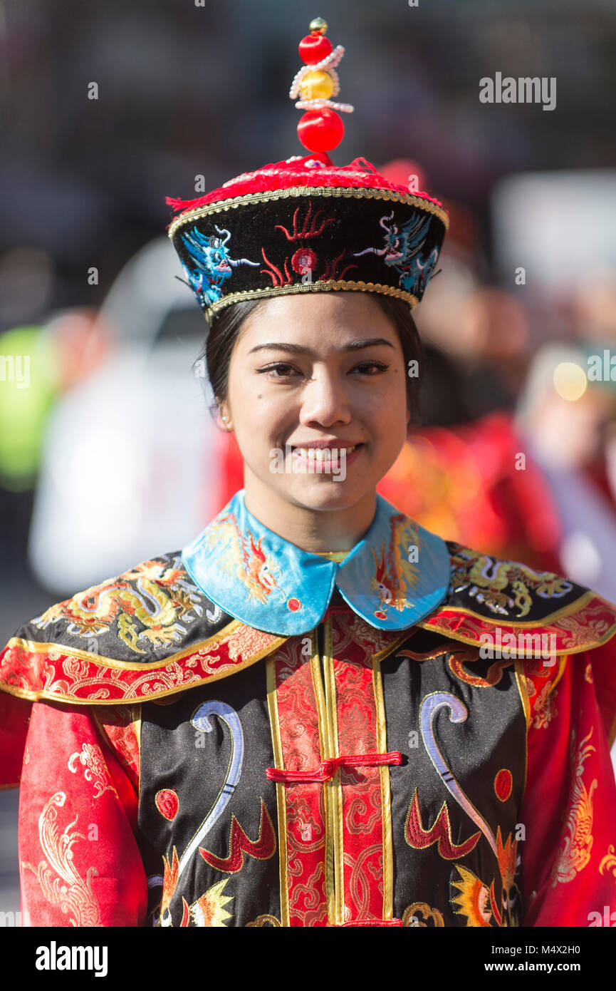 Vancouver, Canada. 18 février 2018. Costume traditionnel chinois. Défilé du Nouvel An lunaire chinois de Chinatown. Credit : GerryRousseau/Alamy Live News Banque D'Images
