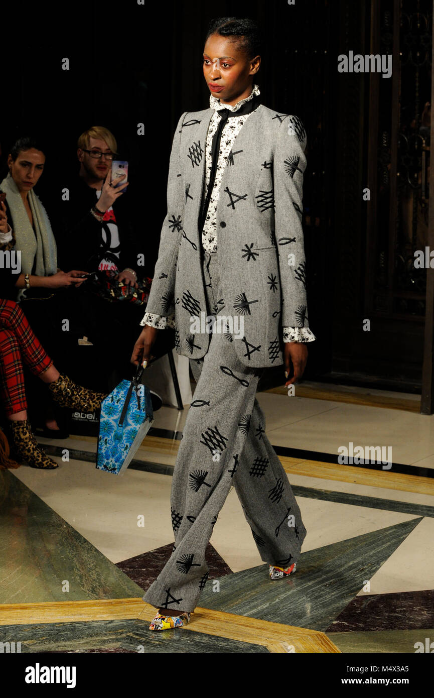 Modèle de mode sur la piste pendant l'Starsica au Fashion Show Du Scoutisme18AW à Freemasons Hall, Covent Garden, Londres, Royaume-Uni. La mode du Scoutisme a eu lieu lors de la London Fashion Week. Designer coréen Lee Suengik Ike, ancien élève d'une sculpture à l'Université nationale de Séoul, a étudié la mode à l'Université de Kingston. Il a obtenu son diplôme en 2016 et a ensuite de lancer son label Starsica peu après. Il a créé sa première collection à la mode du Scoutisme durant la dernière semaine de la mode de Londres en 2017. 18 février 2018. Crédit : Antony l'ortie/Alamy Live News Banque D'Images