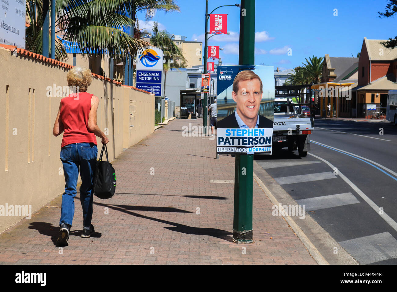 Adélaïde, Australie. 19 févr. 2018. Les affiches de la campagne qui représentent les candidats des divers partis politiques sont attachés à des poteaux pour l'élection d'état d'Australie du Sud qui va élire les membres à la 54e Parlement de l'Australie le 17 mars 2018. Credit : amer ghazzal/Alamy Live News Banque D'Images