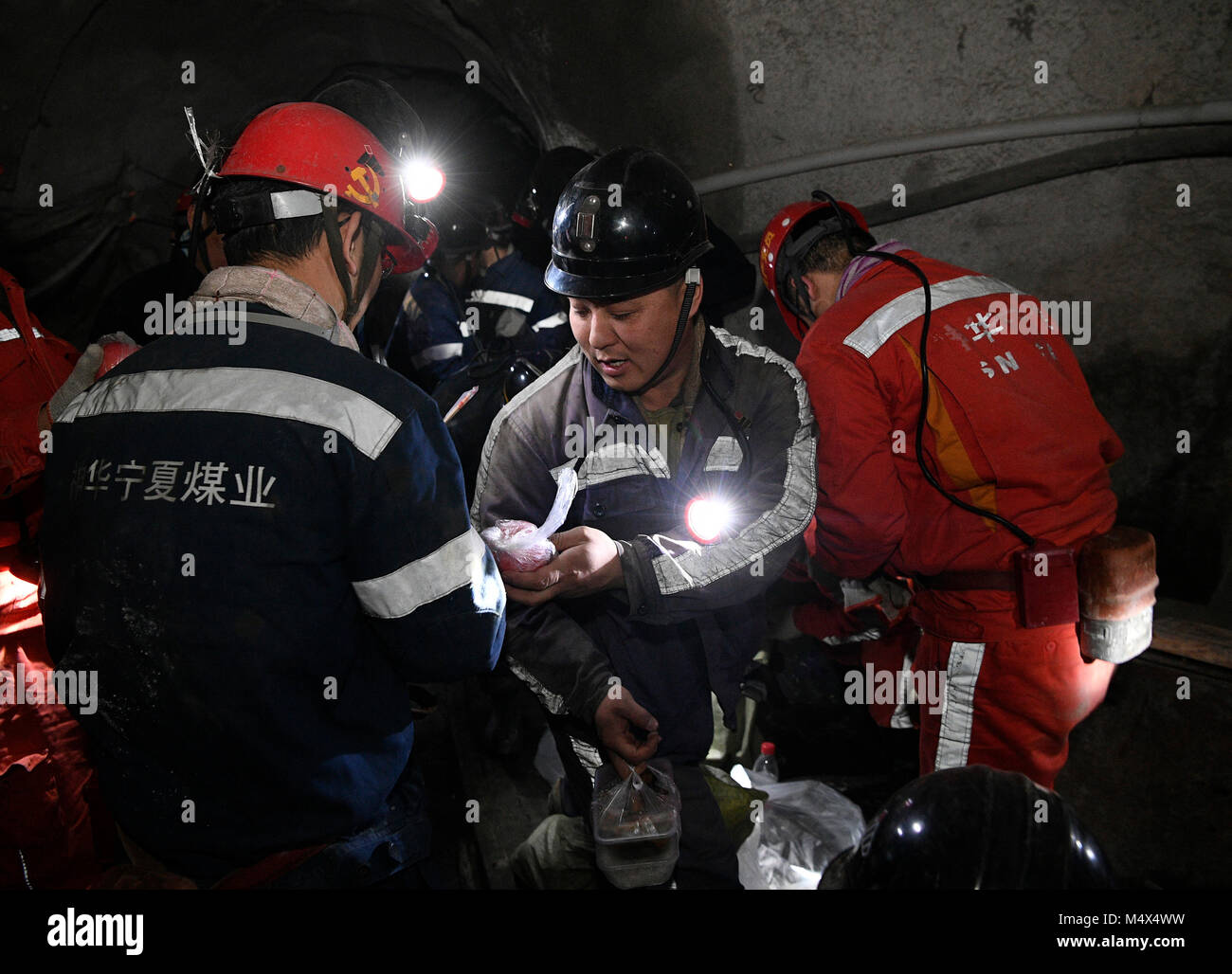 Lingwu, la Région autonome de Ningxia Hui. Feb 18, 2018. Les travailleurs de la mine de charbon de déjeuner dans Qingshuiying Lingwu Mine de charbon dans le nord-ouest de la Chine, région autonome du Ningxia Hui, le 18 février 2018. Une équipe spéciale a travaillé dans les 800 mètres de profondeur à la mine de charbon de garantir la sécurité de la production au cours du Festival du printemps. Credit : Wang Peng/Xinhua/Alamy Live News Banque D'Images