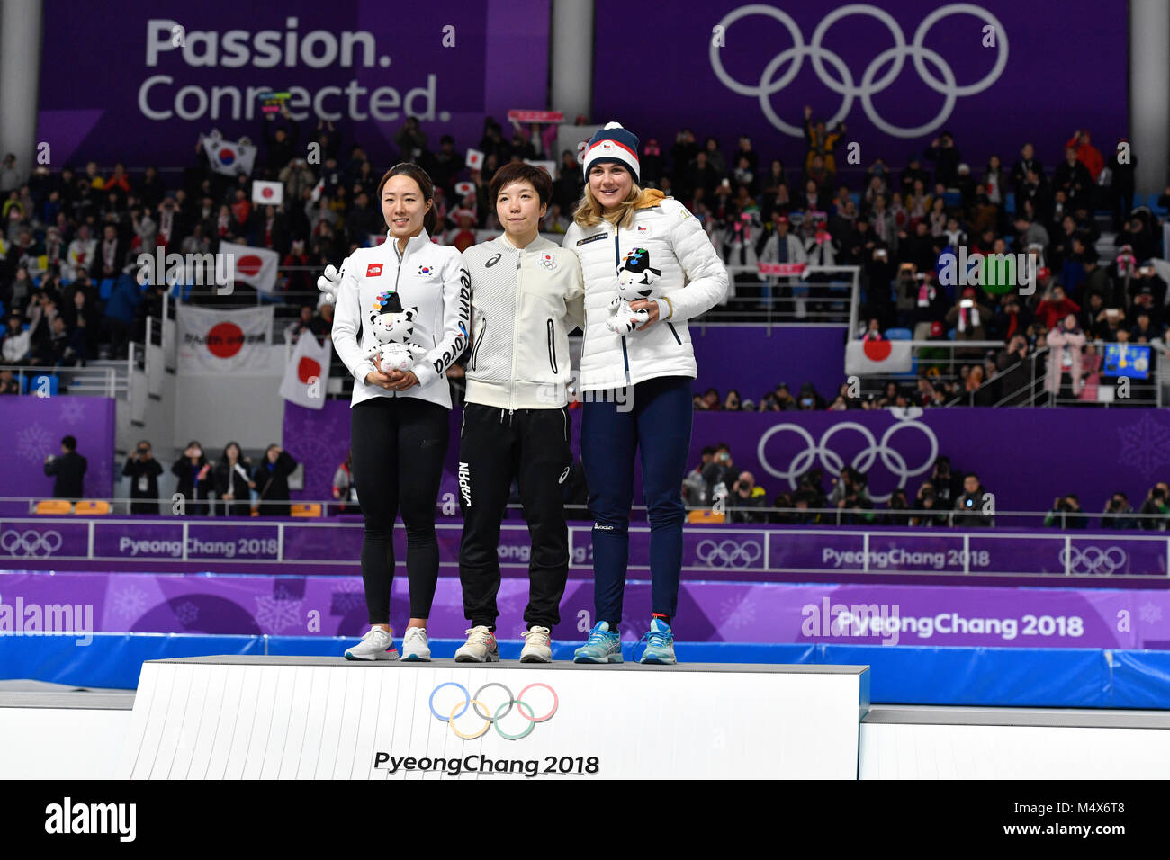 Incheon, Corée. Feb 18, 2018. L-R, un patineur de vitesse sud-coréen Lee Sang-hwa (argent), le Japonais Nao Kodaira (gold) et le tchèque Karolina Erbanova (bronze) monter sur le podium après le 500 m en patinage de vitesse de l'épreuve dans les Jeux Olympiques d'hiver de 2018 à Gangneung, Corée du Sud, le 18 février 2018. Credit : Michal Kamaryt/CTK Photo/Alamy Live News Banque D'Images