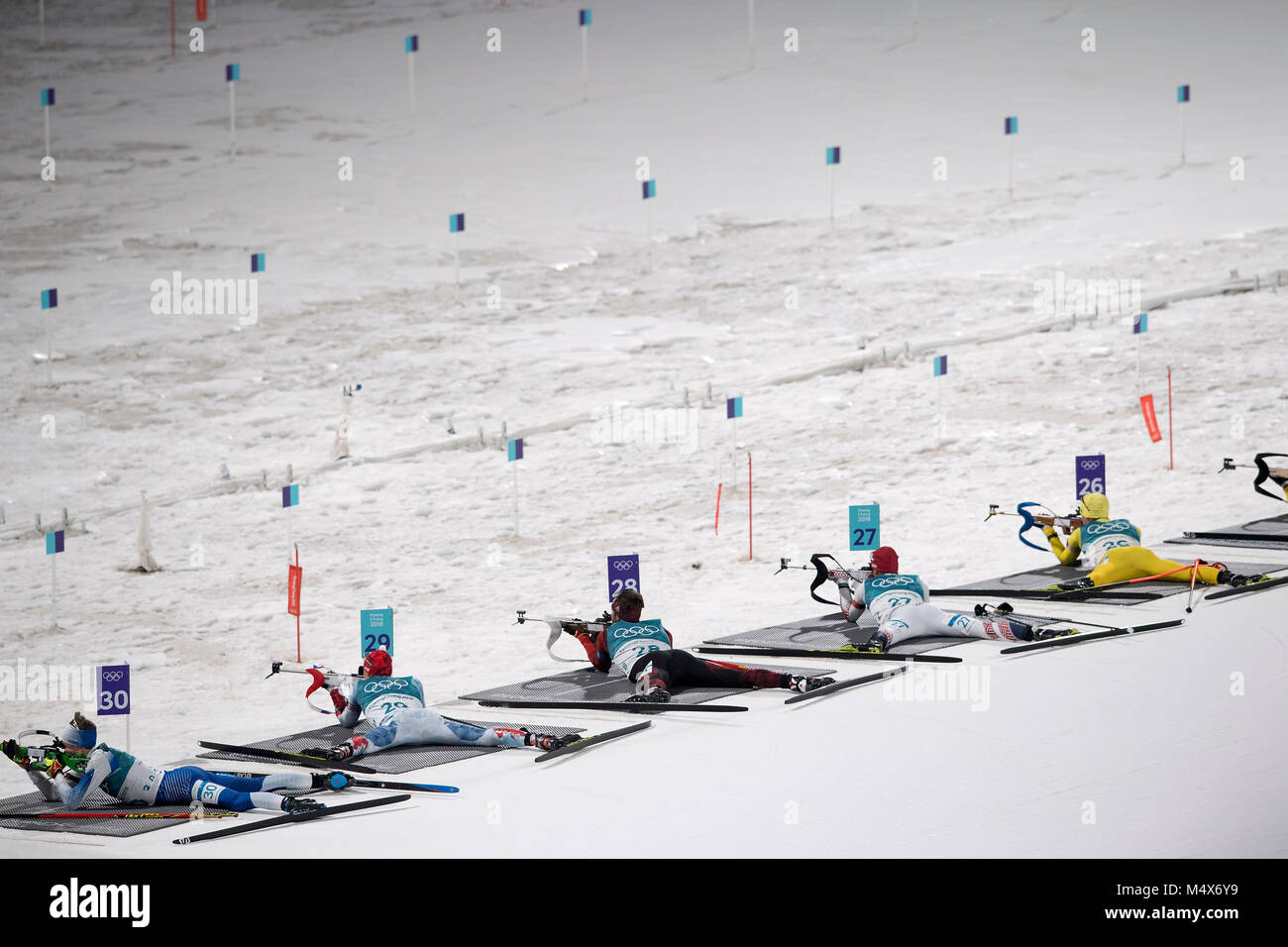 Liegend Schiessen, Uebersicht, Schiessstand, allgemein, vue générale, le Biathlon - 15 km départ groupé, 15 km Massenstart der Maenner am 18.02.2018. Olympische Winterspiele 2018, vom 09.02. - 25.02.2018 à PyeongChang/ Suedkorea. Dans le monde d'utilisation | Banque D'Images