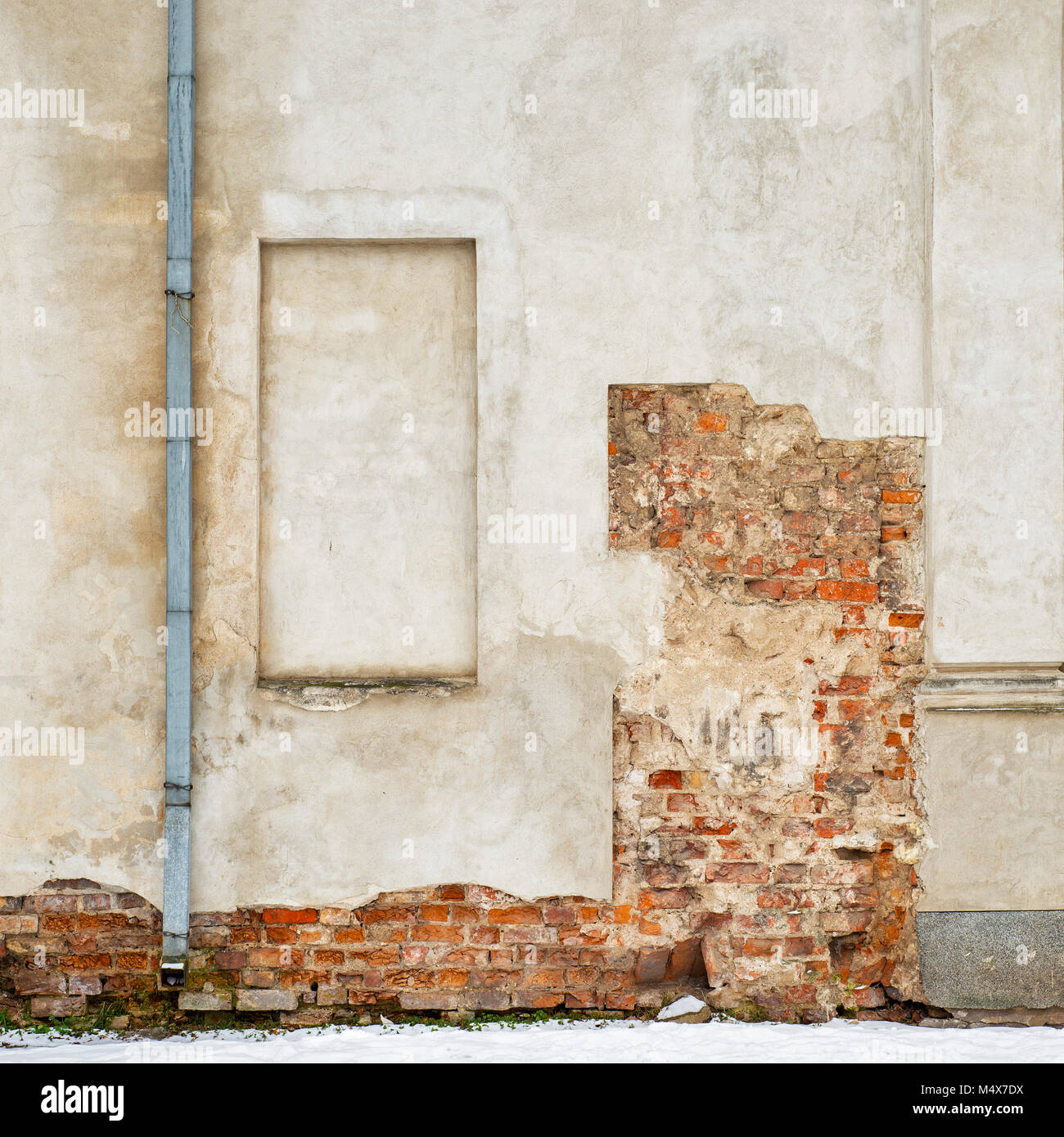 Grunge abandonné maison, mur en stuc brique fissurée Banque D'Images