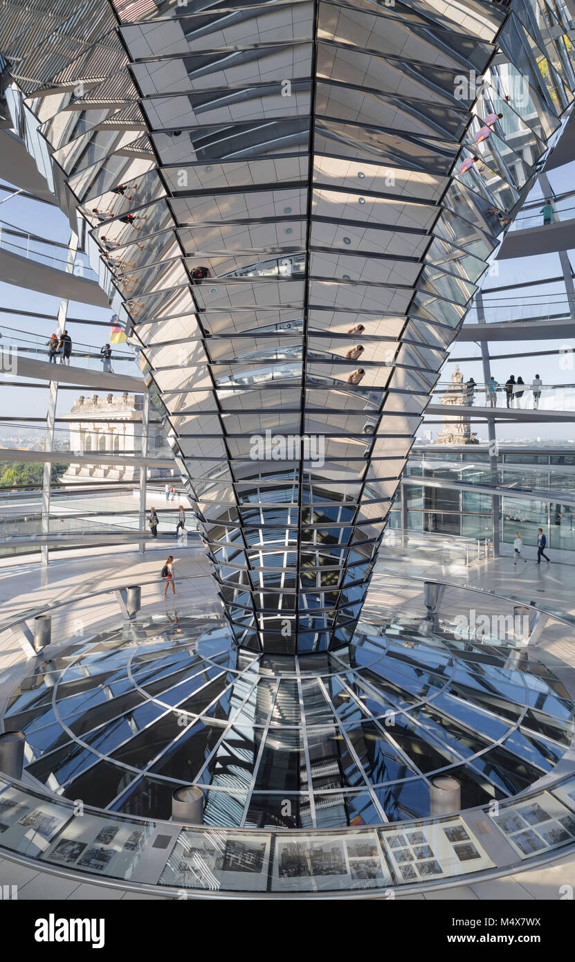 Un système de miroirs pour illuminer la salle de conférence au Bundestag Banque D'Images