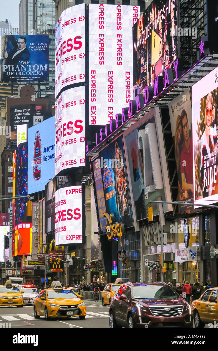 La circulation et les panneaux d'affichage électronique à Times Square, New York, USA Banque D'Images