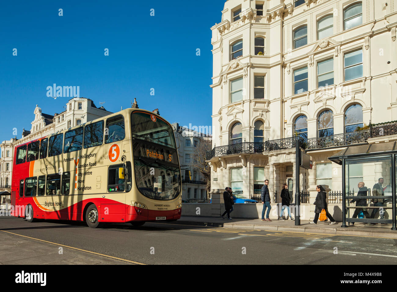 Un bus à deux étages dans le centre-ville de Hove, East Sussex, Angleterre. Banque D'Images