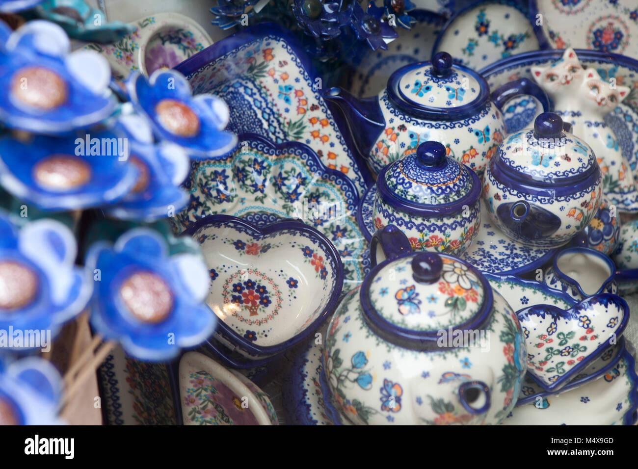 Cracovie, Pologne - 12 février 2018 de vaisselle en céramique avec un  design traditionnel polonais dans une boutique de souvenirs Photo Stock -  Alamy