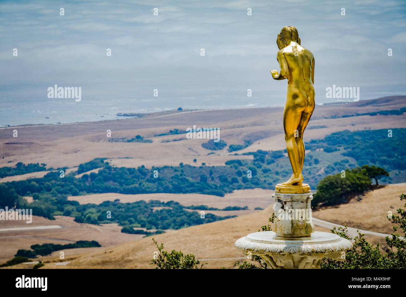 Golden Girl statue à Hearst Castle donne sur les collines et le littoral de l'océan sur la côte de la Californie à San Simeon, CA. Banque D'Images
