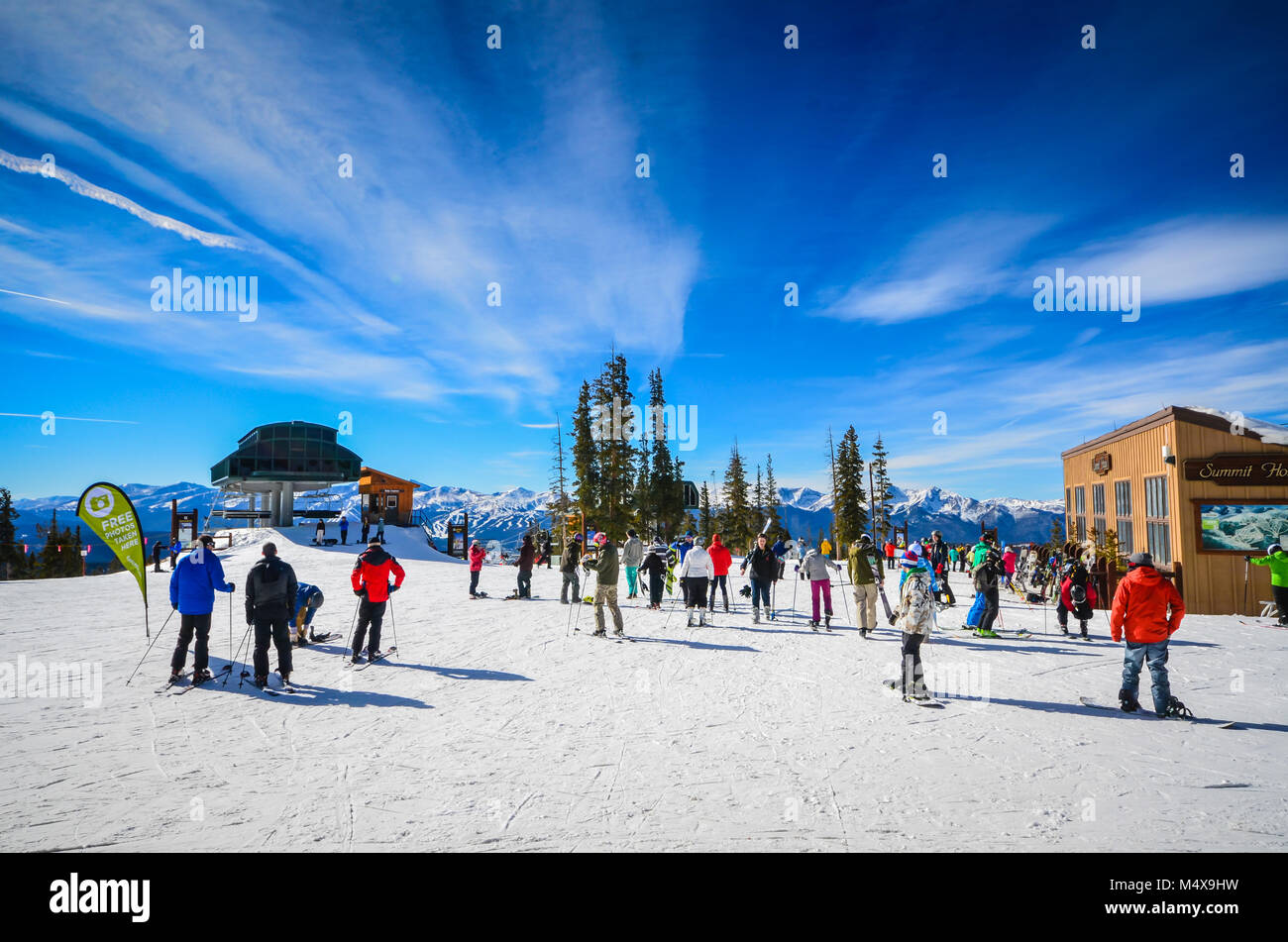 Les skieurs au sommet autour de la mouture de domaine skiable de Keystone dans le Colorado. Banque D'Images