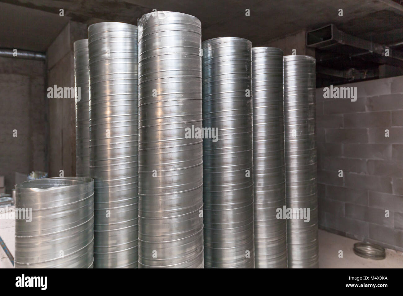 Les conduits de ventilation. Un grand nombre des mêmes composants en métal  (le conduit d'air. Le tuyau d'air de l'aluminium conduit d'air Photo Stock  - Alamy