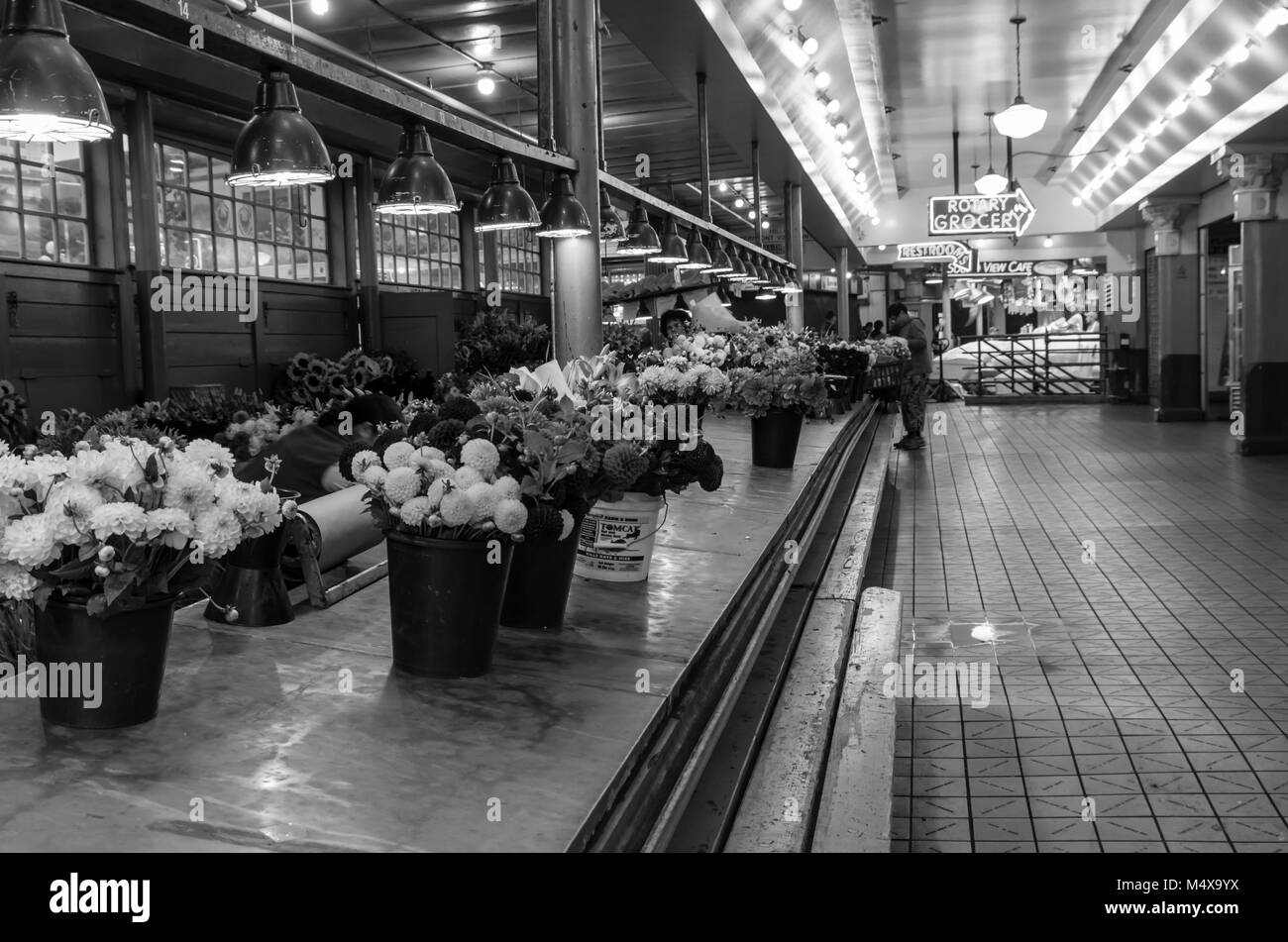 Marchande de fleurs vide cale au Pike Place Market à Seattle, Washington, USA Banque D'Images