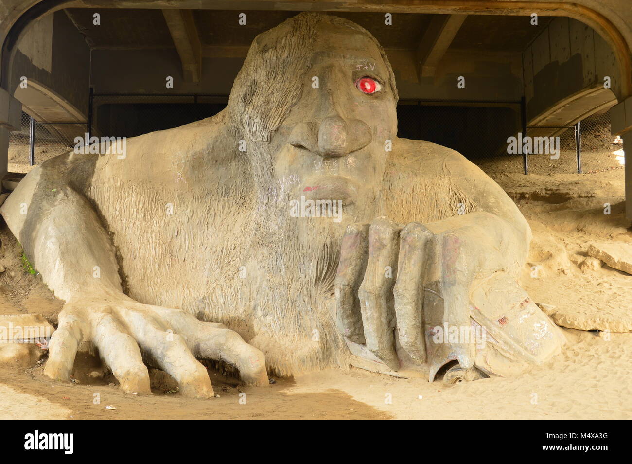 Une sculpture d'un troll vivant sous un pont dans le quartier Fremont à Seattle, Washington montre le côté fantaisiste de l'esprit d'un artiste Banque D'Images