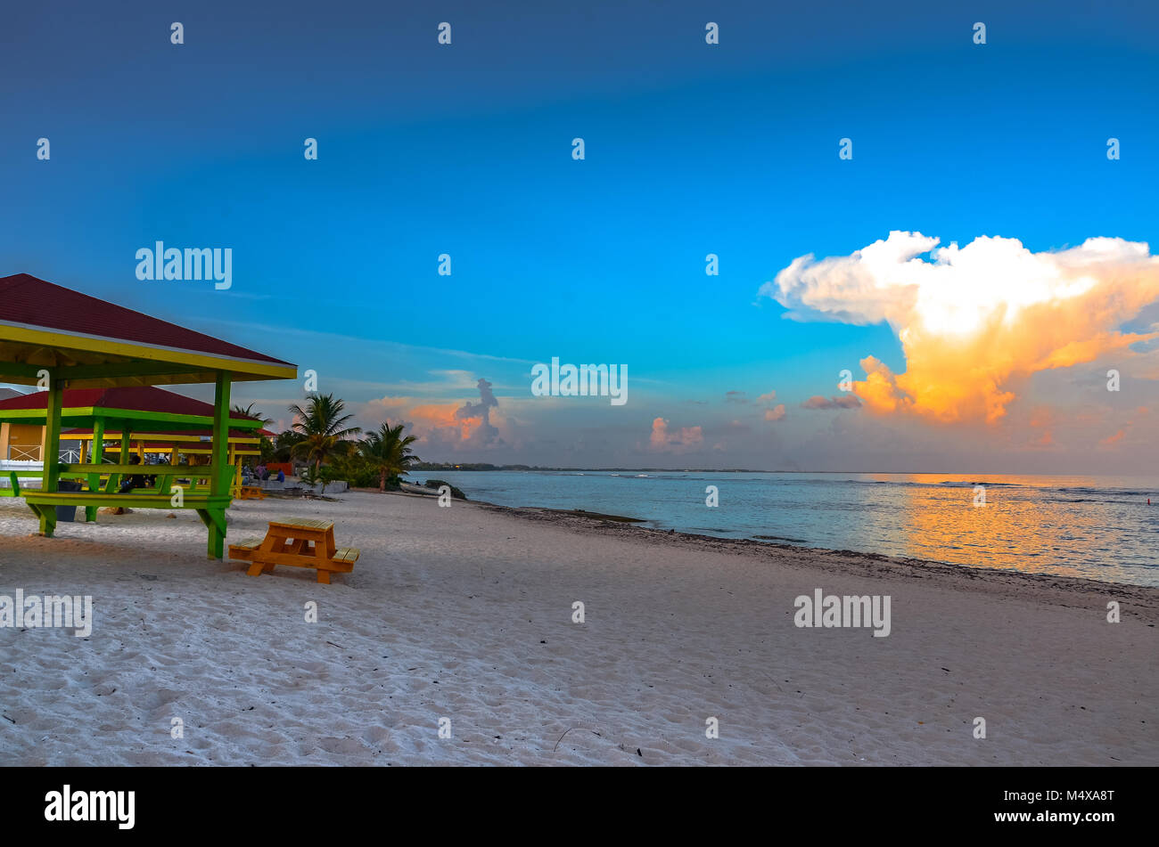 Coucher du soleil sur la plage de Bodden Town Grand Cayman Islands. Banque D'Images