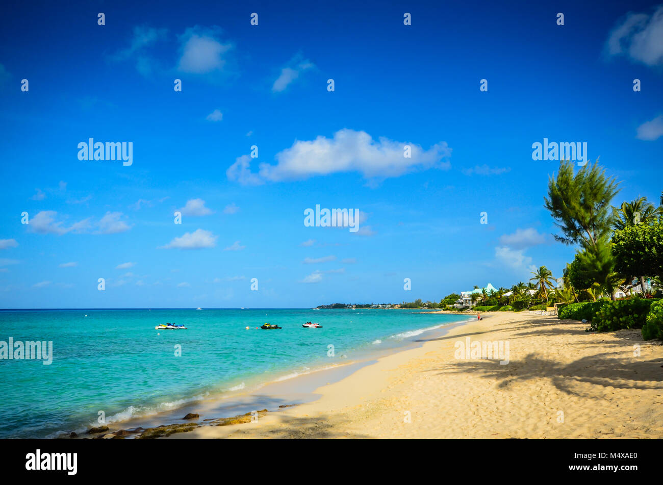 Vide Plage de sable blanc de Seven Mile Beach, Grand Cayman Banque D'Images