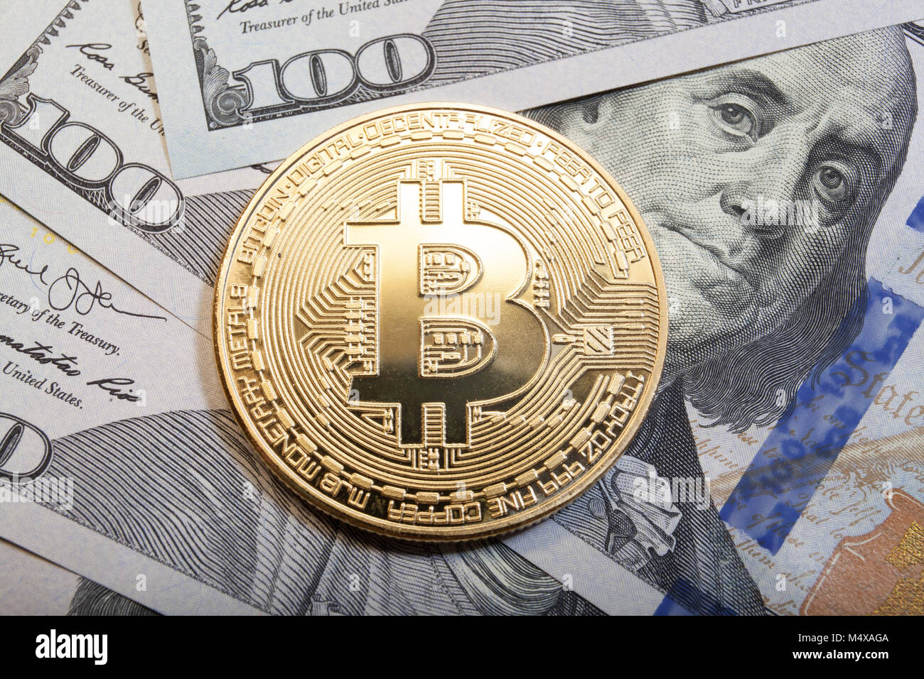 Coin bitcoin d'or sur le dollar us close up Banque D'Images