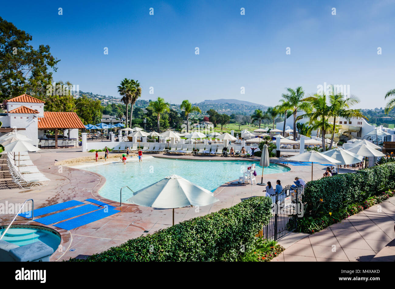 Belle Piscine à Débordement Avec Plage De Sable Un Bain à