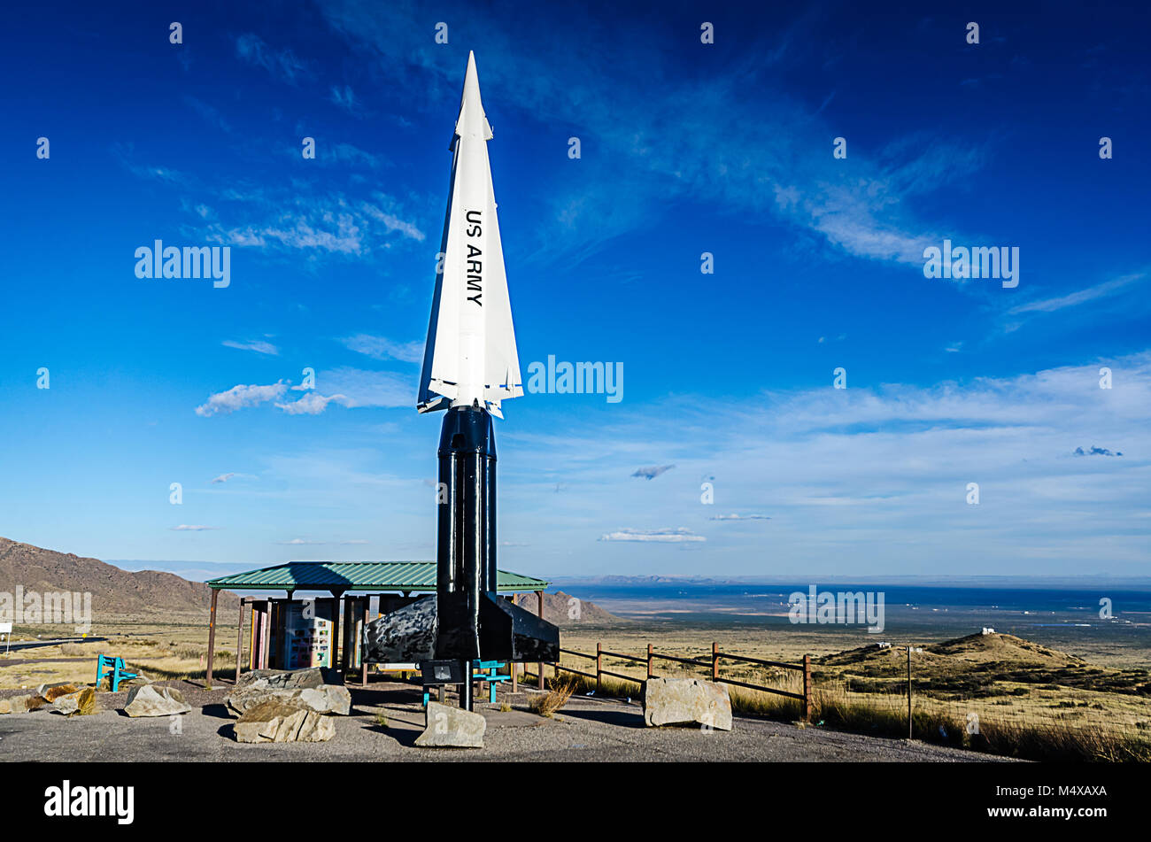 Roadside monument à White Sands, au Nouveau Mexique dispose d'un missile Nike Hercules. 41 pieds de haut, il faisait partie d'une guerre froide, système de défense anti-aérienne de Banque D'Images