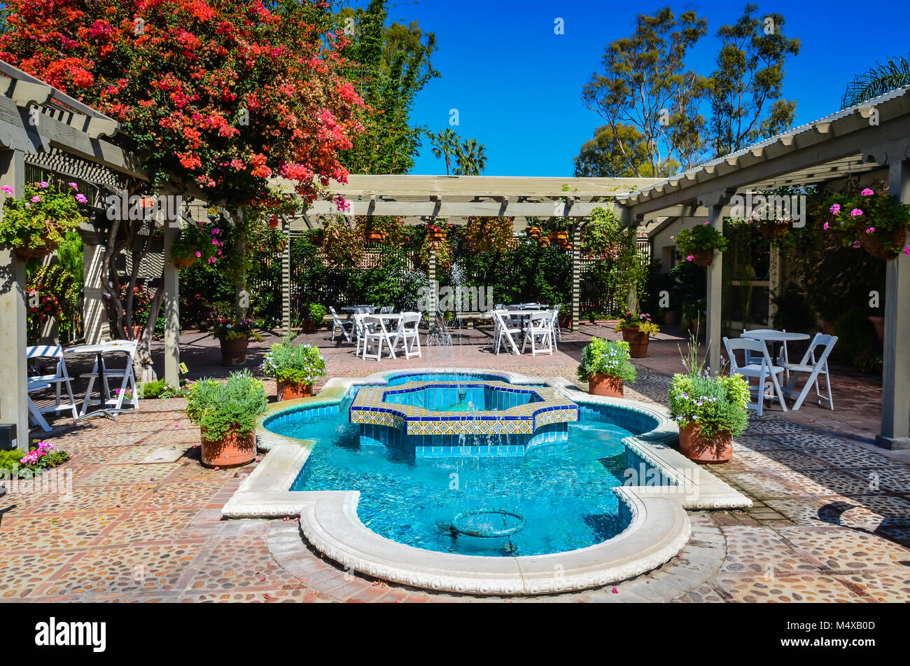 Fontaine carrelée et pergola dans le Sherman Library et jardins, un monument côtières dans le sud de la Californie. Banque D'Images