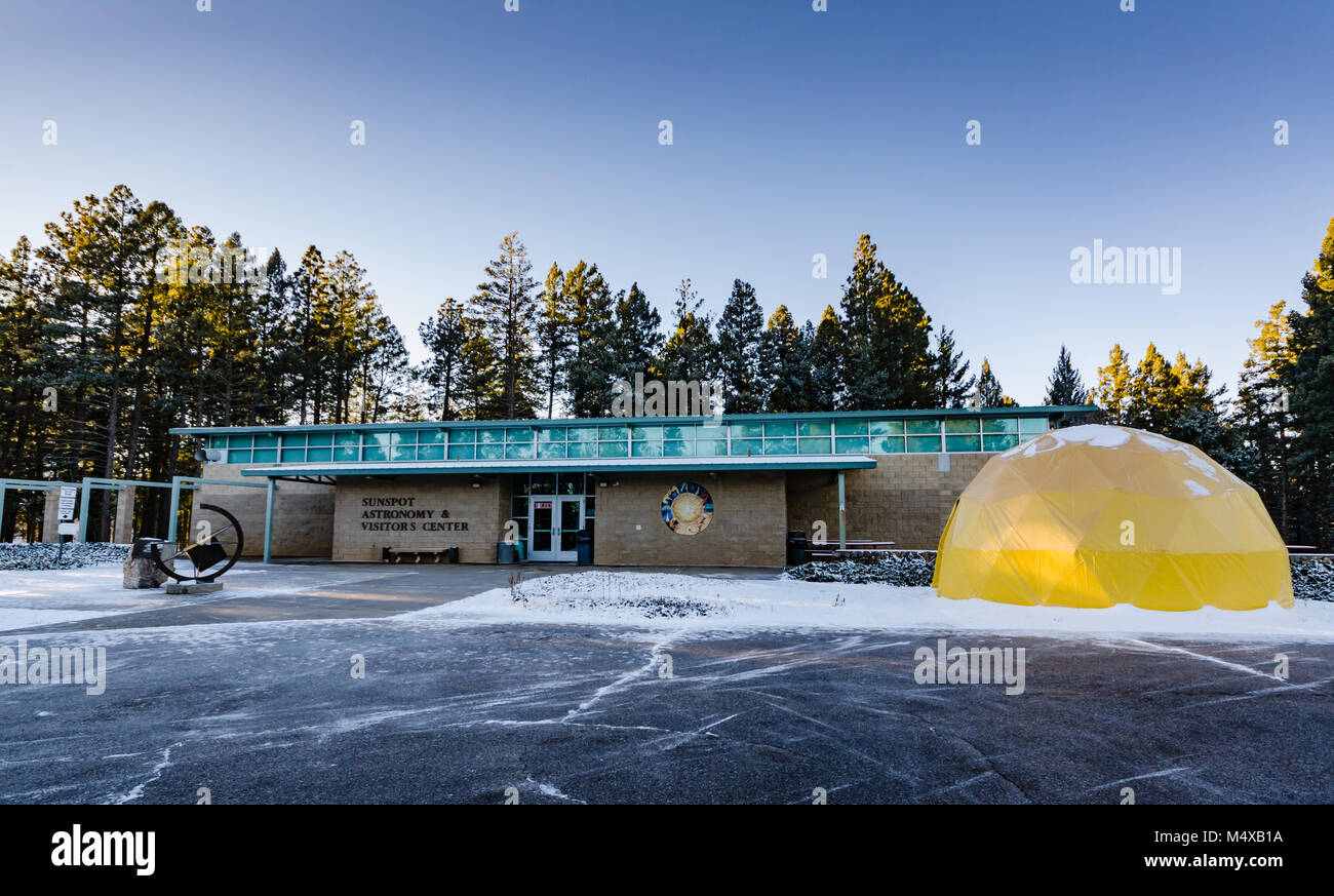La tache solaire Astronomie et centre d'accueil a ouvert ses portes en juillet 1997 dans une collaboration entre l'ONS/Sacramento Peak, l'Observatoire d'Apache Point, Banque D'Images La tache solaire Astronomie et centre d'accueil a ouvert ses portes en juillet 1997 dans une collaboration entre l'ONS/Sacramento Peak, l'Observatoire d'Apache Point, Banque D'Images