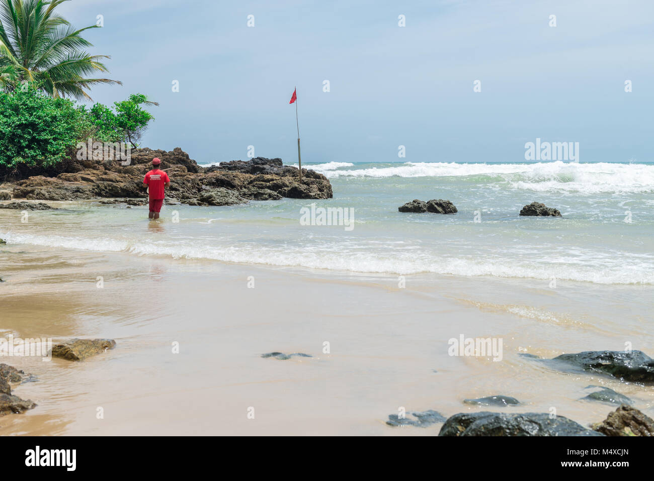 Pêcheur dans la nature à la plage de Itacarezinho Banque D'Images