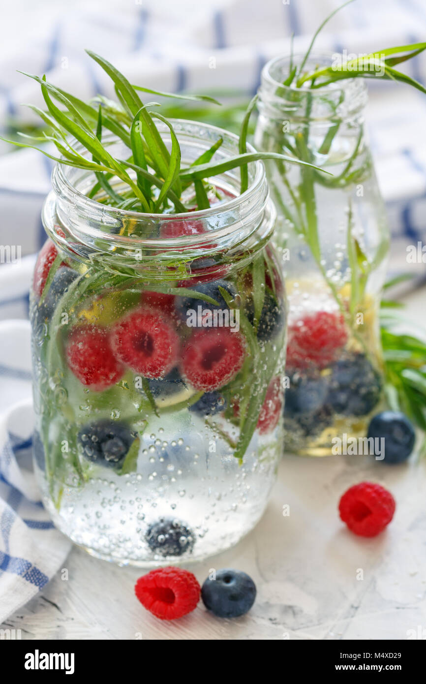 Verre de bleuets, framboises mûres et l'estragon. Banque D'Images