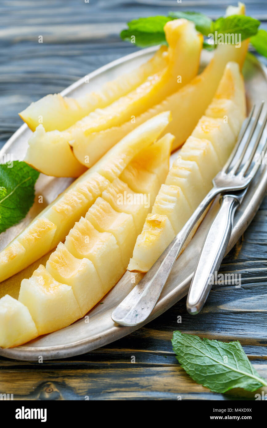 Tranches de melon sucré sur le bac. Banque D'Images