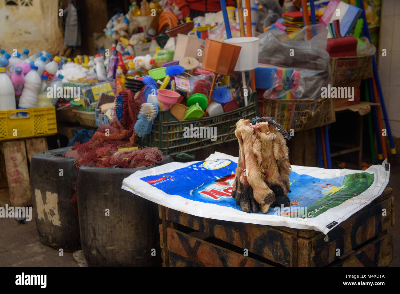 Marché traditionnel marocain (souk) à Fez, Maroc Banque D'Images