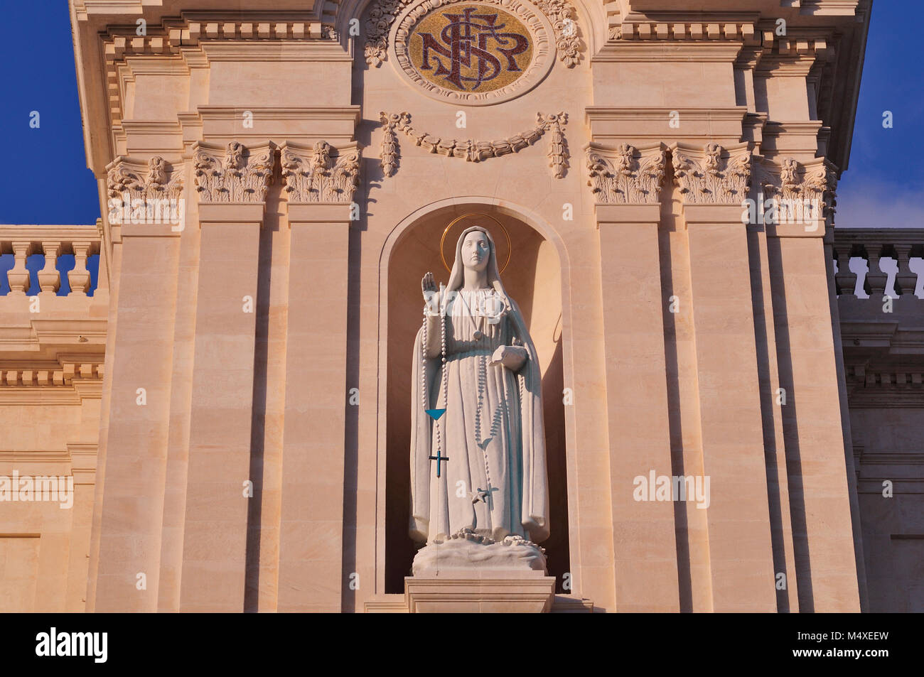 Notre Dame de Fátima dans la façade principale du sanctuaire de pèlerinage catholique Nossa Senhora de Fátima au Portugal Banque D'Images