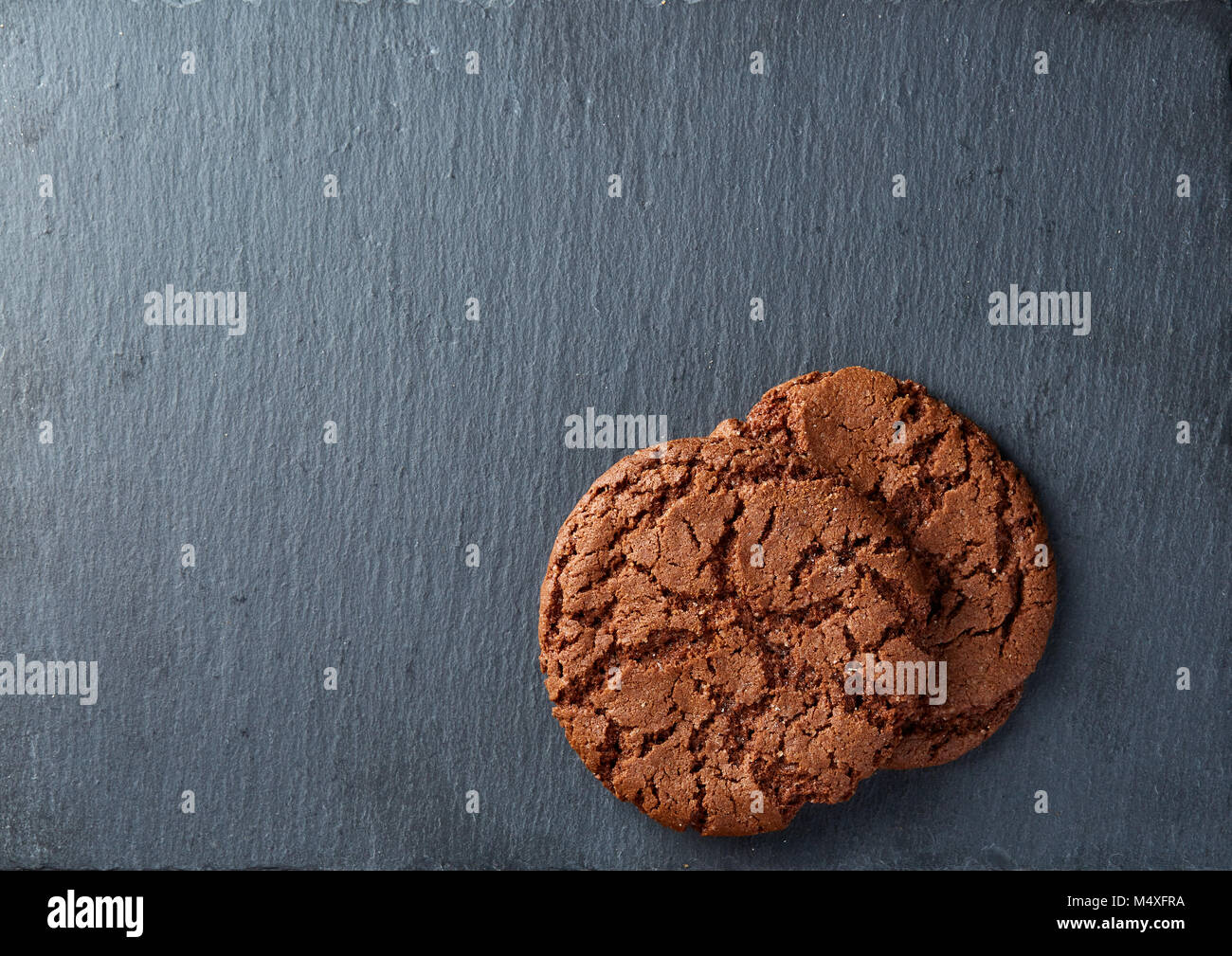 Des petits copeaux de chocolat cookies isolé sur fond noir, macro, close-up Banque D'Images